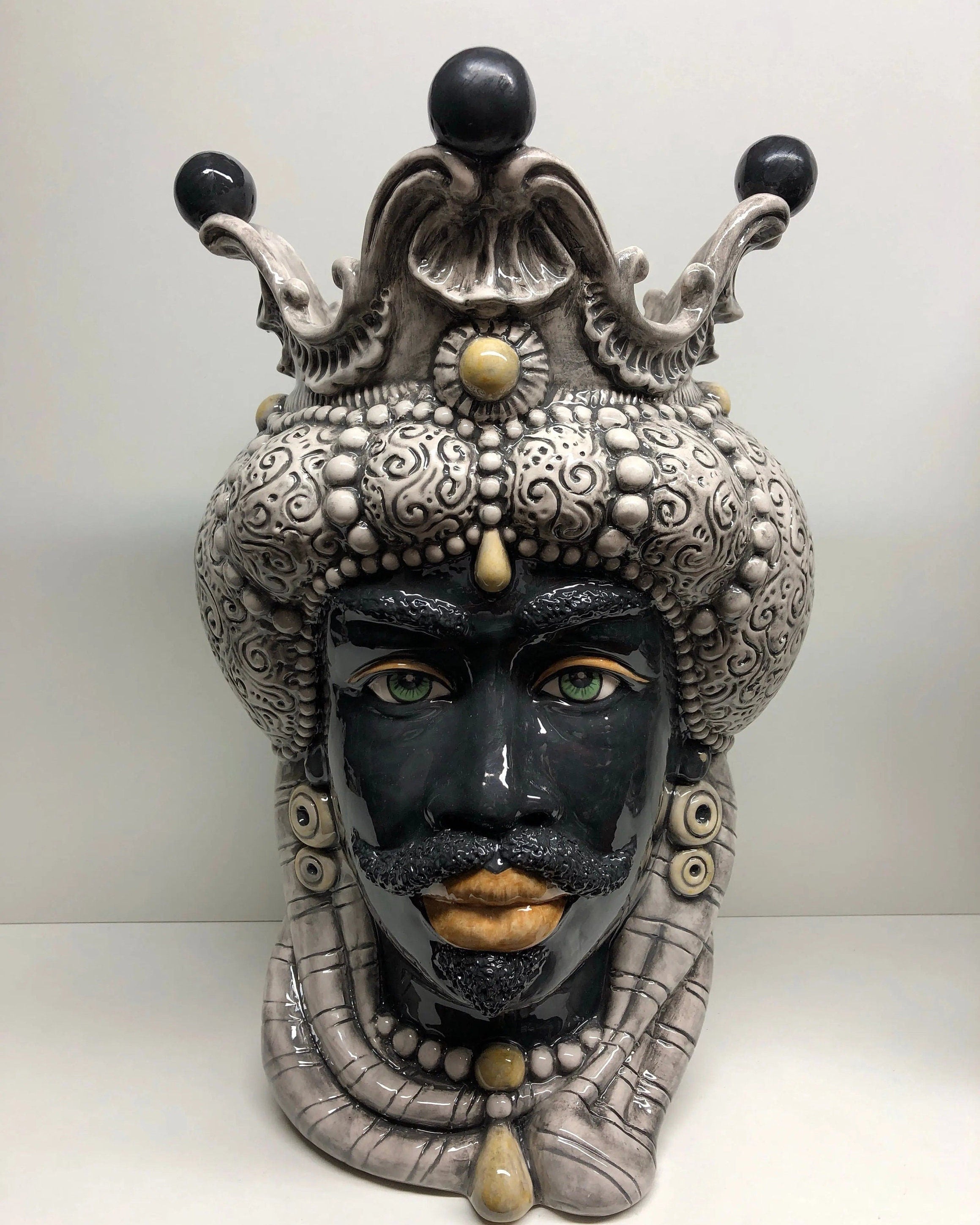 Teste di Moro Emiro Ceramica Caltagirone cm H.45 L.29 Artigianale Écru Sfere Nero DD CERAMICHE SICILIANE