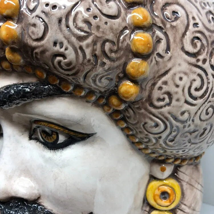 Teste di Moro Emiro Ceramica Caltagirone cm H.45 L.29 Artigianale Écru Sfere Giallo DD CERAMICHE SICILIANE