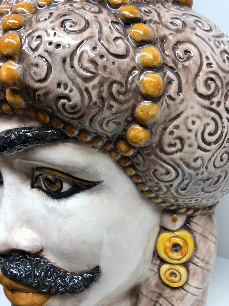 Teste di Moro Emiro Ceramica Caltagirone cm H.45 L.29 Artigianale Écru Sfere Giallo DD CERAMICHE SICILIANE