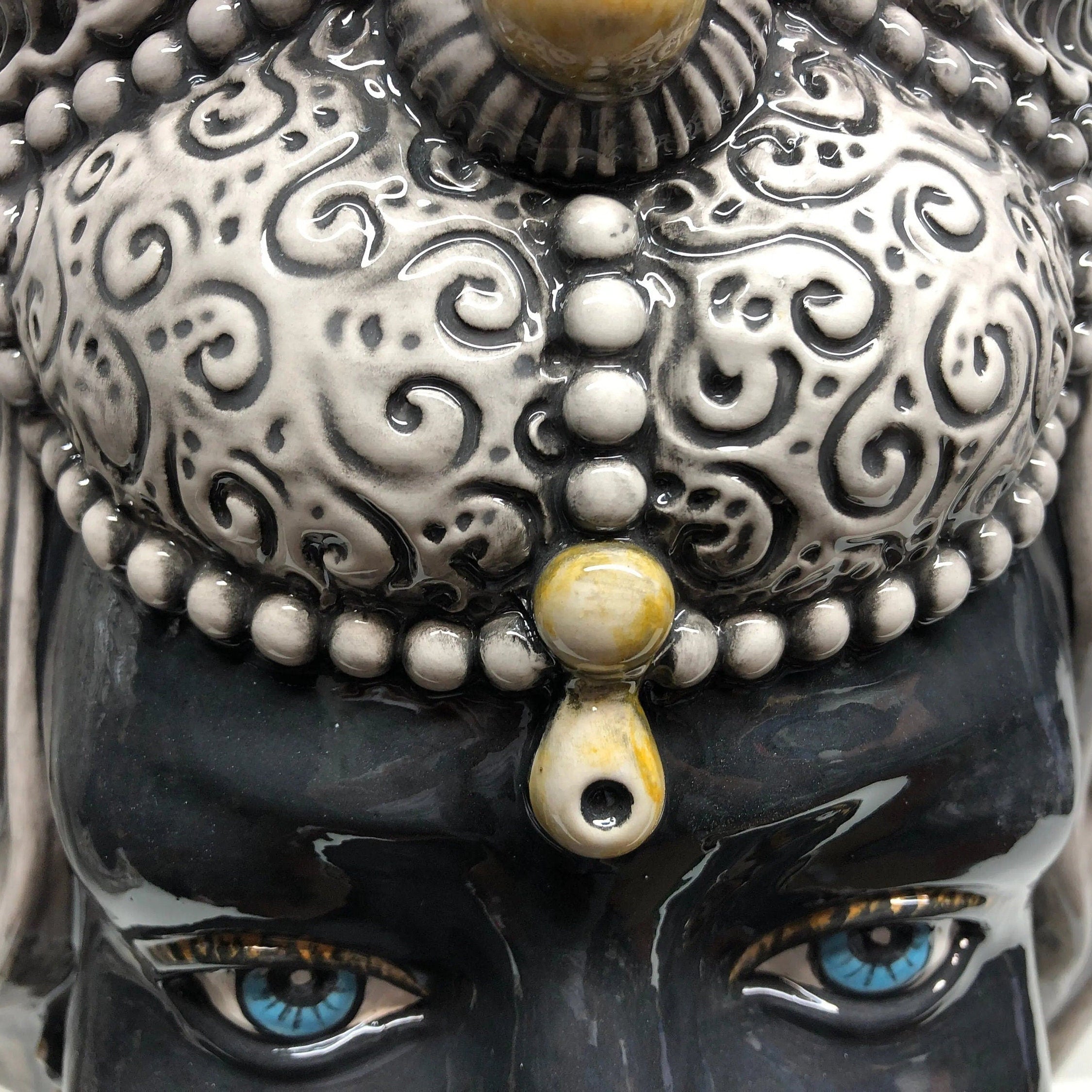 Teste di Moro Emiro Ceramica Caltagirone cm H.45 L.29 Artigianale Écru Sfere Nero DD CERAMICHE SICILIANE