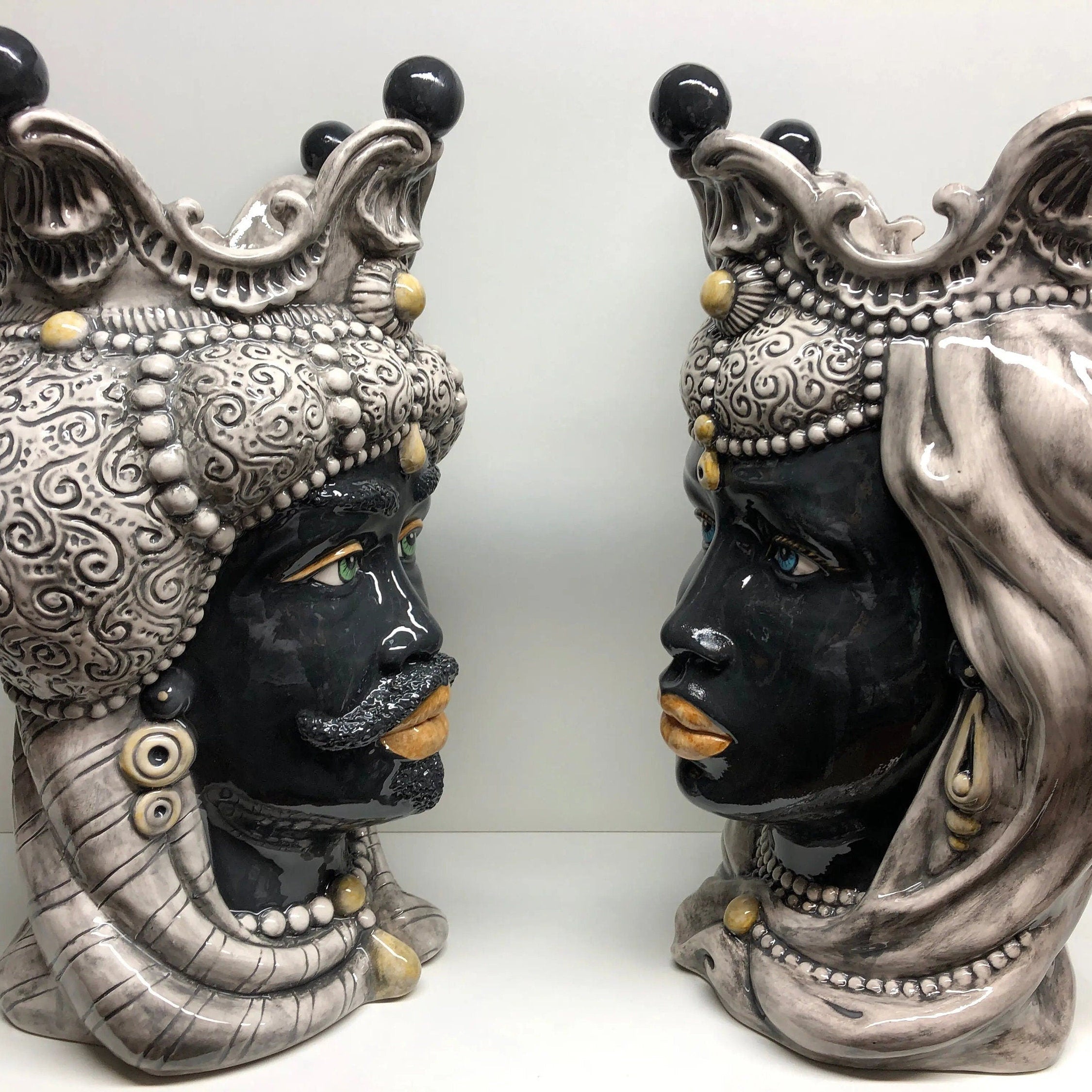 Teste di Moro Emiro Ceramica Caltagirone cm H.45 L.29 Artigianale Écru Sfere Nero DD CERAMICHE SICILIANE