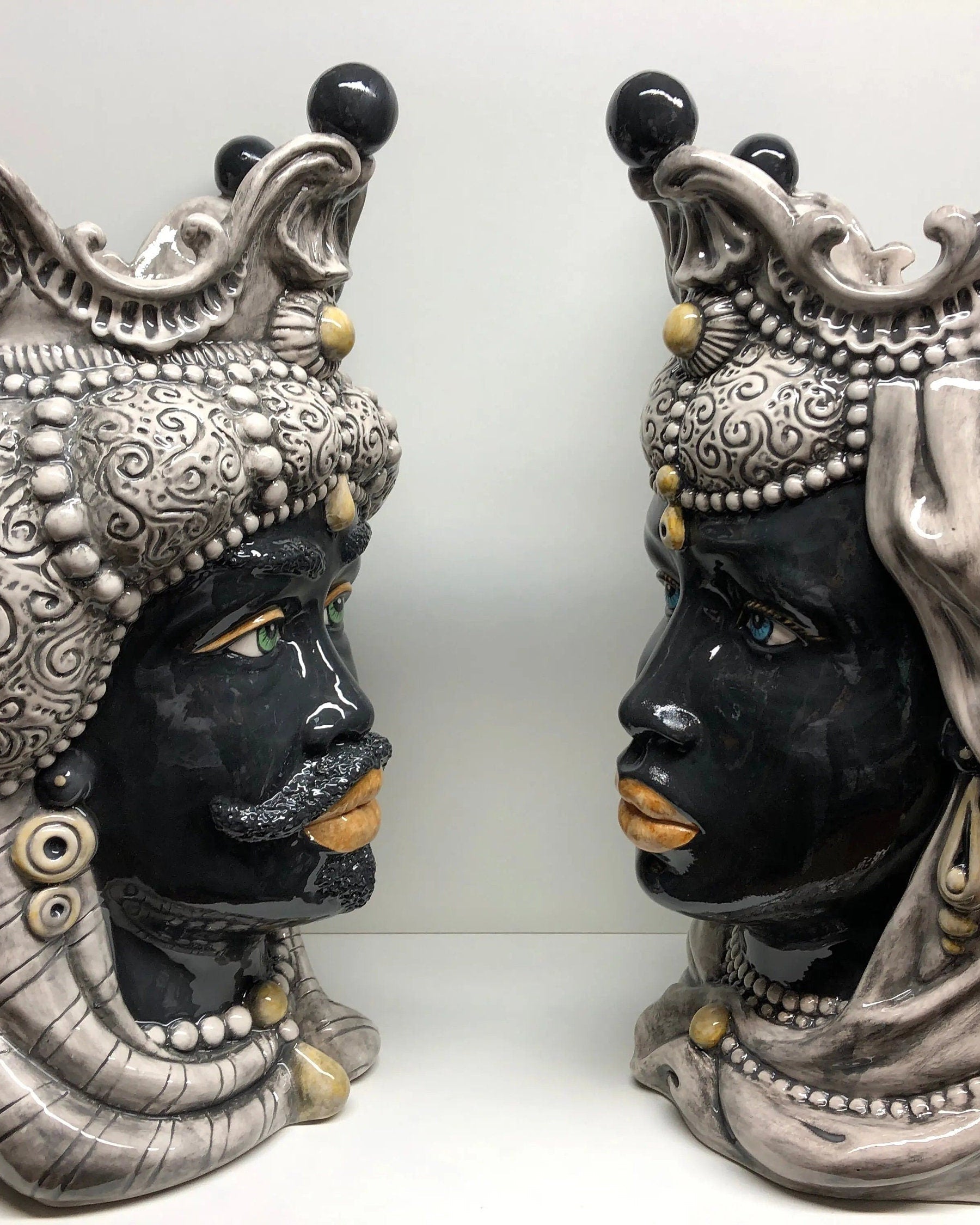 Teste di Moro Emiro Ceramica Caltagirone cm H.45 L.29 Artigianale Écru Sfere Nero DD CERAMICHE SICILIANE