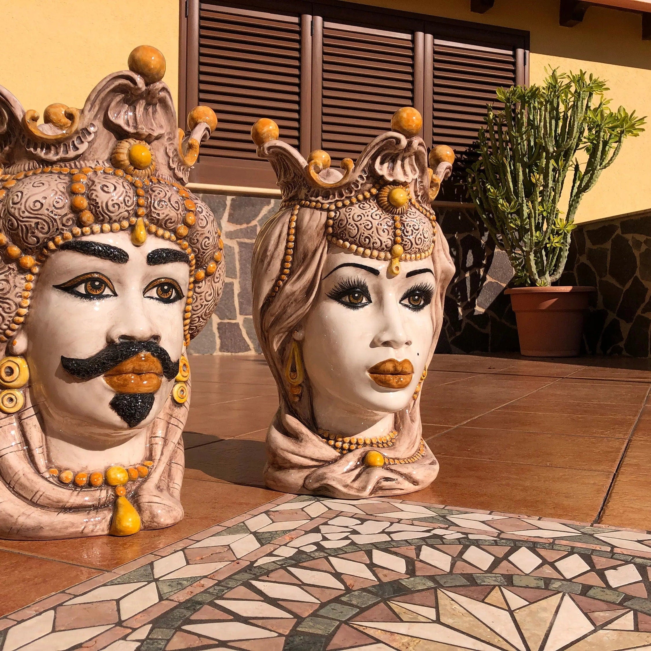 Teste di Moro Emiro Ceramica Caltagirone cm H.45 L.29 Artigianale Écru Sfere Giallo DD CERAMICHE SICILIANE