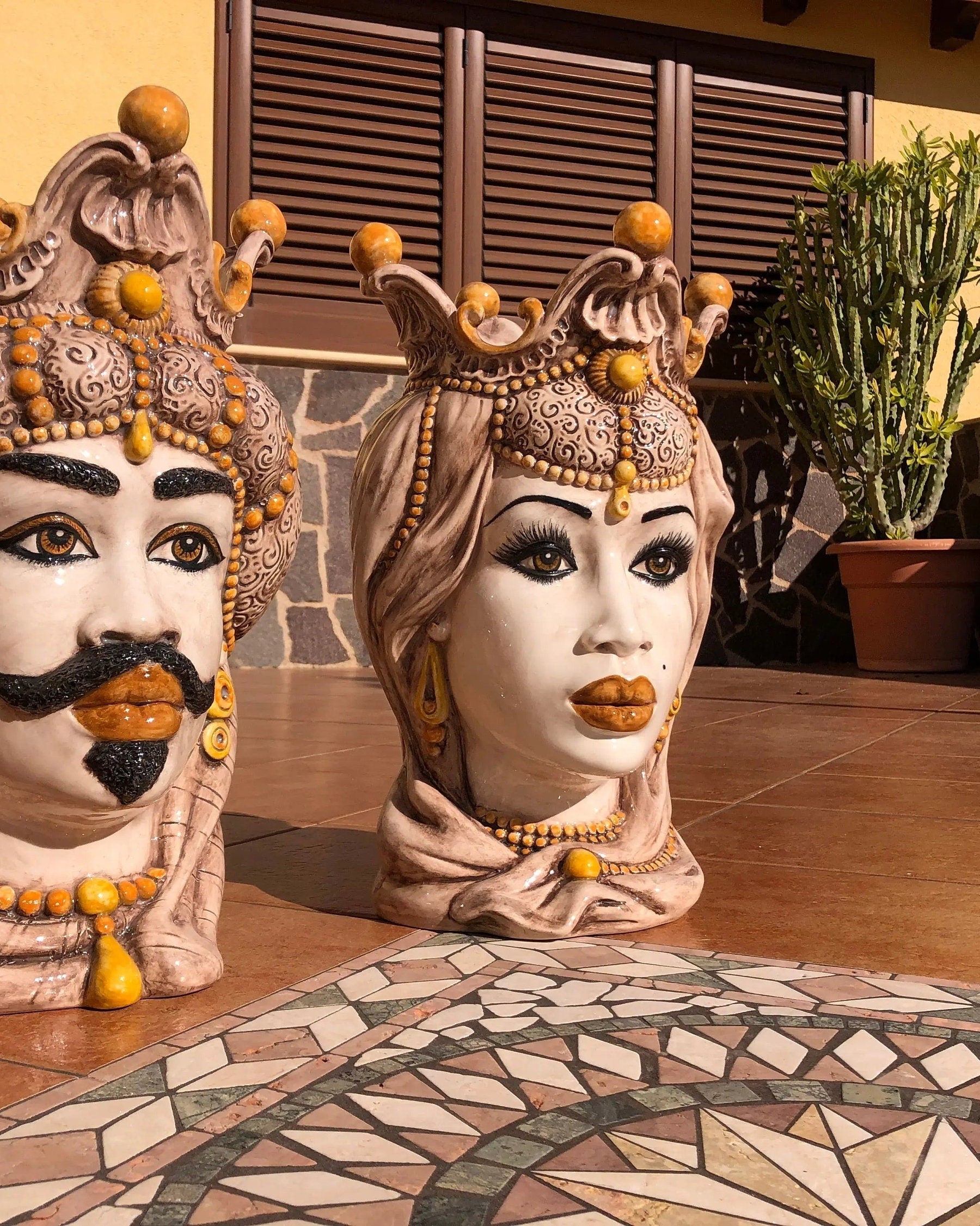 Teste di Moro Emiro Ceramica Caltagirone cm H.45 L.29 Artigianale Écru Sfere Giallo DD CERAMICHE SICILIANE