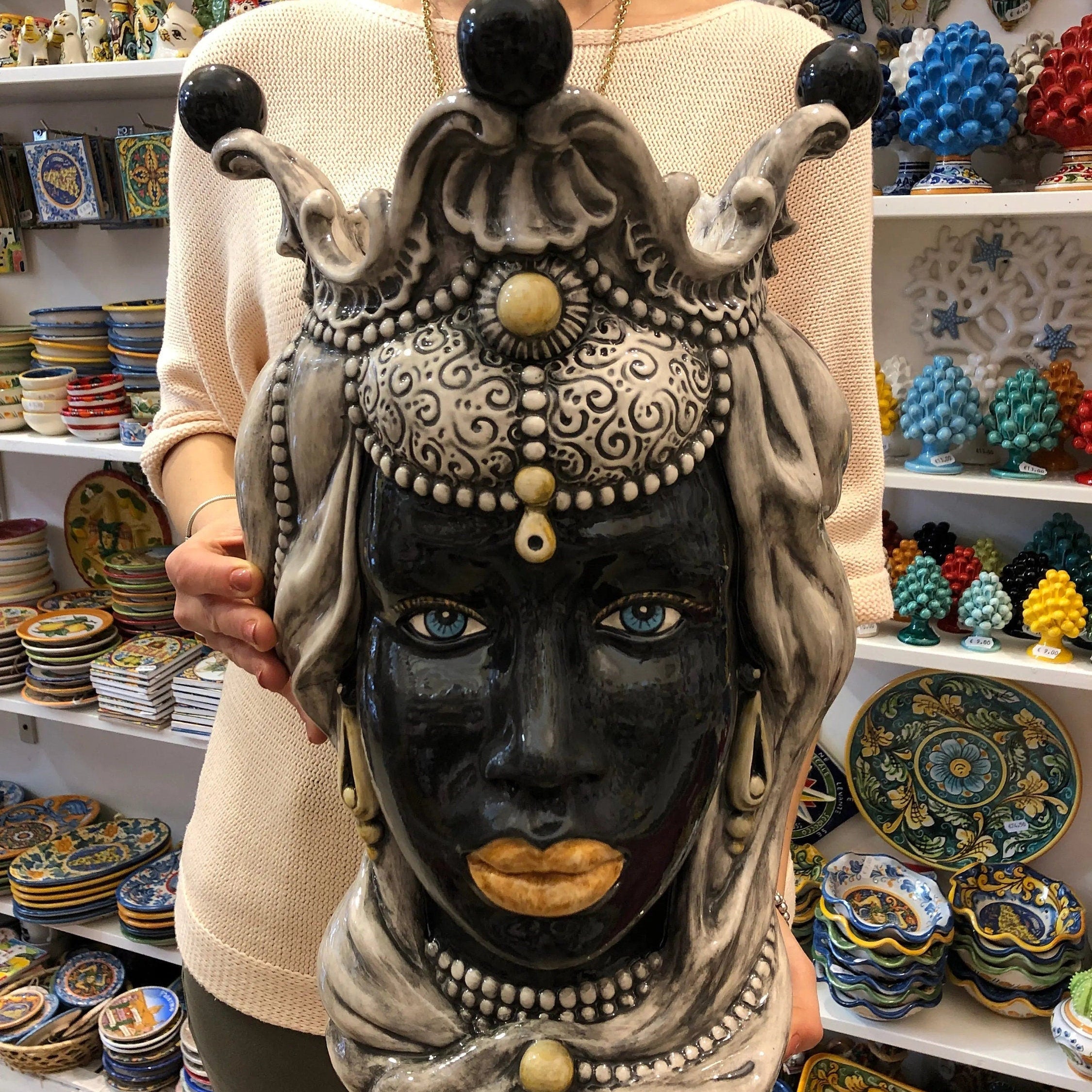 Teste di Moro Emiro Ceramica Caltagirone cm H.45 L.29 Artigianale Écru Sfere Nero DD CERAMICHE SICILIANE