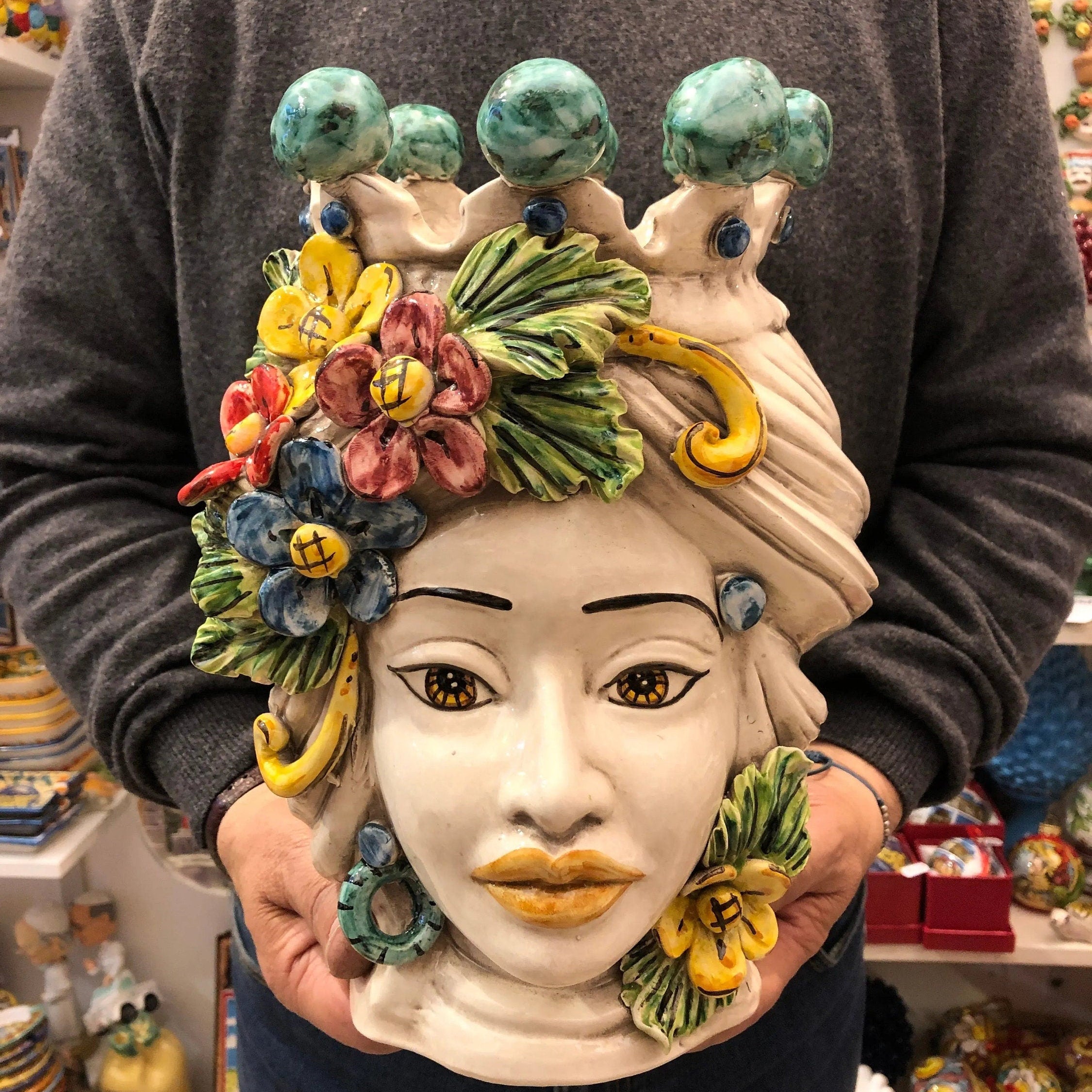 Teste di Moro Fiori Ceramica Caltagirone cm H.30 L.21 Artigianale Corona con Sfere Verde DD CERAMICHE SICILIANE