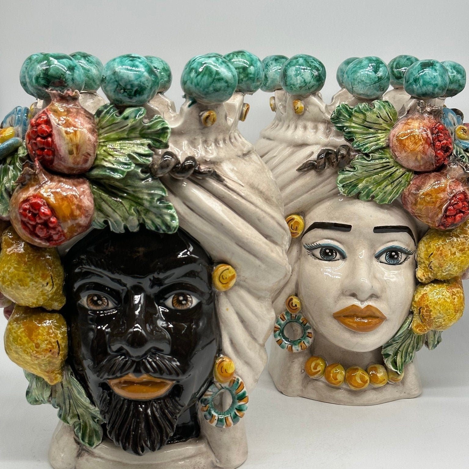 Teste di Moro Fiori e Frutta Ceramica Caltagirone cm H.30 L.23 Artigianale Corona con Sfere Verde - DD CERAMICHE SICILIANE