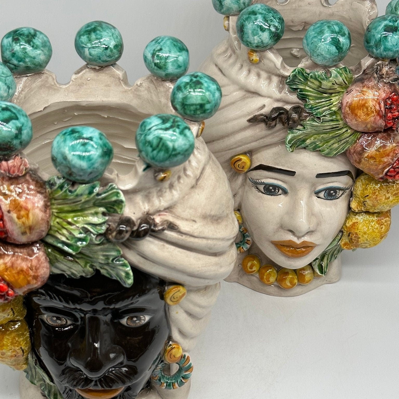 Teste di Moro Fiori e Frutta Ceramica Caltagirone cm H.30 L.23 Artigianale Corona con Sfere Verde - DD CERAMICHE SICILIANE