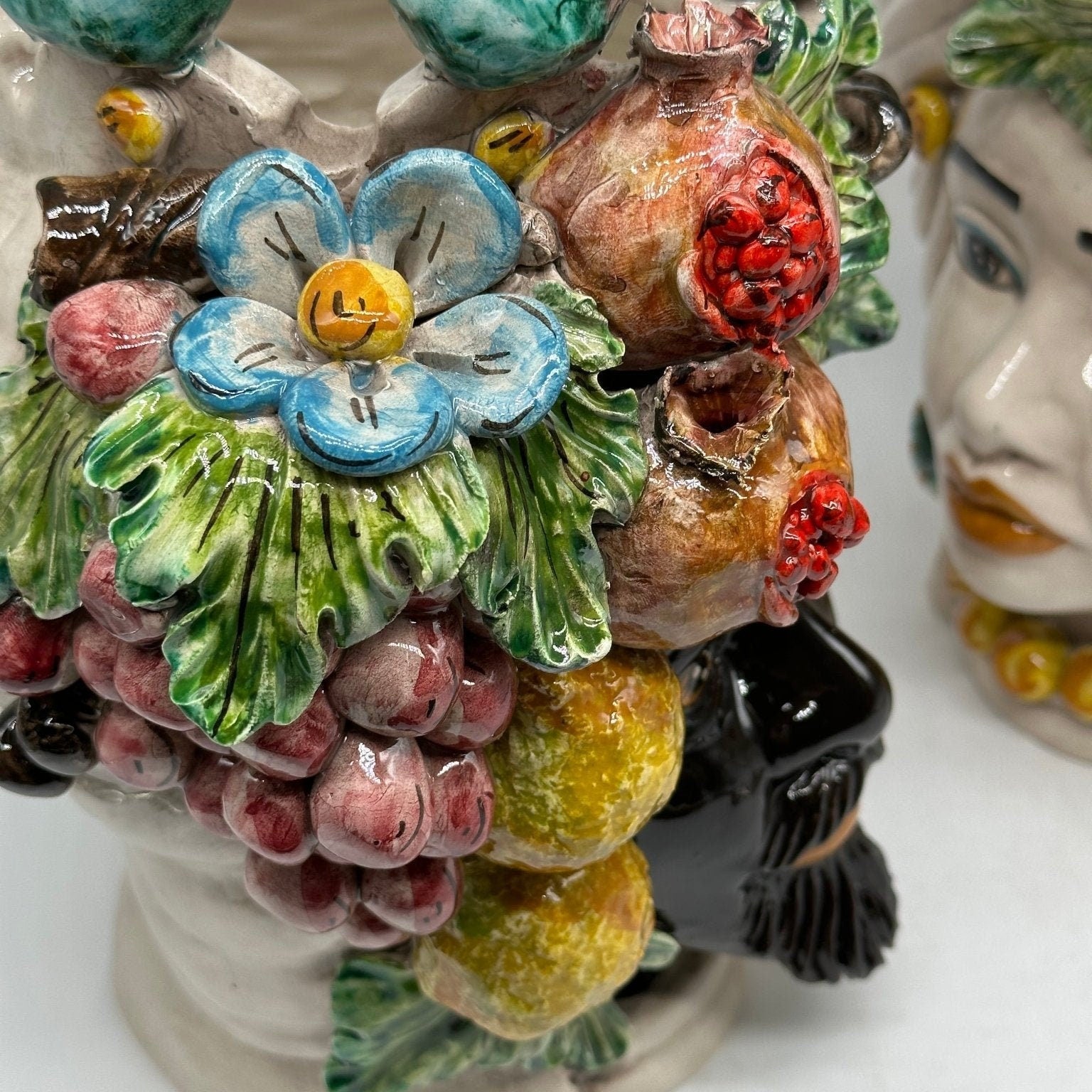 Teste di Moro Fiori e Frutta Ceramica Caltagirone cm H.30 L.23 Artigianale Corona con Sfere Verde - DD CERAMICHE SICILIANE