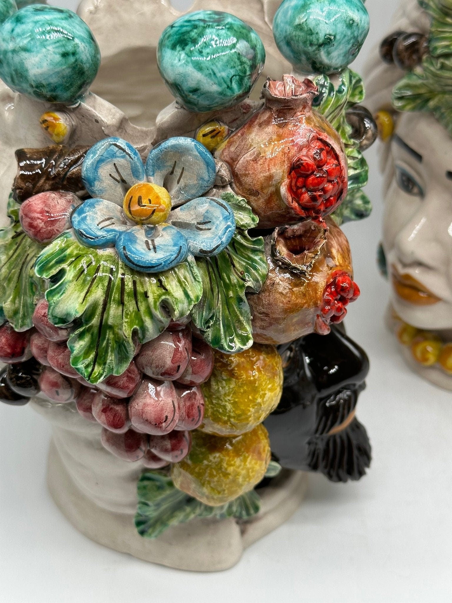Teste di Moro Fiori e Frutta Ceramica Caltagirone cm H.30 L.23 Artigianale Corona con Sfere Verde - DD CERAMICHE SICILIANE