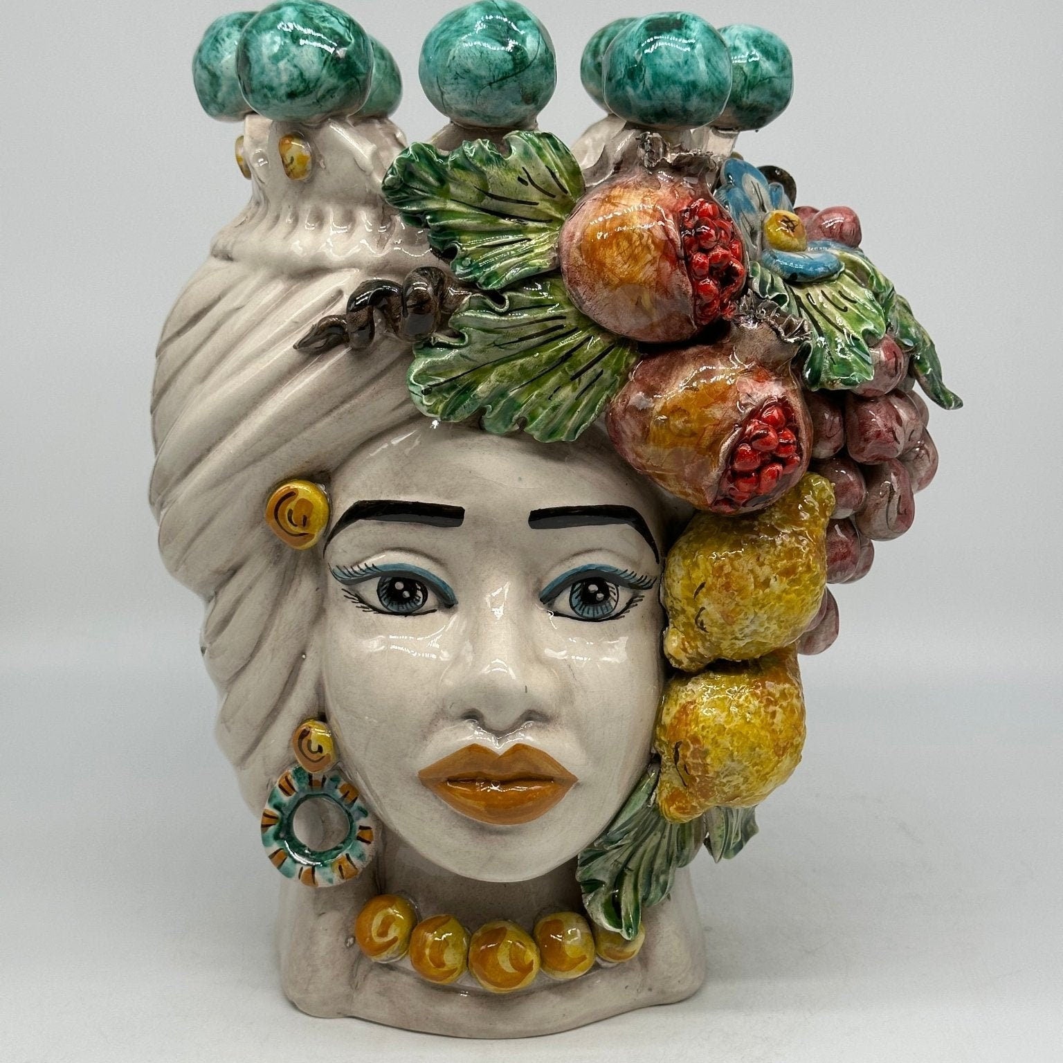 Teste di Moro Fiori e Frutta Ceramica Caltagirone cm H.30 L.23 Artigianale Corona con Sfere Verde - DD CERAMICHE SICILIANE
