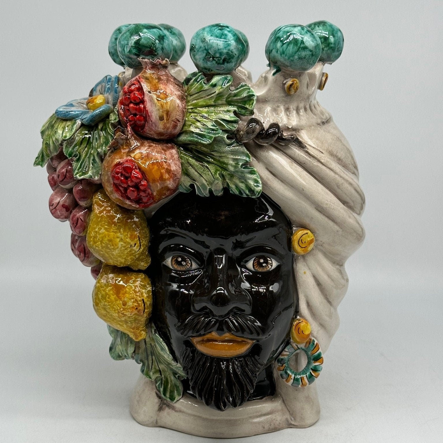 Teste di Moro Fiori e Frutta Ceramica Caltagirone cm H.30 L.23 Artigianale Corona con Sfere Verde - DD CERAMICHE SICILIANE