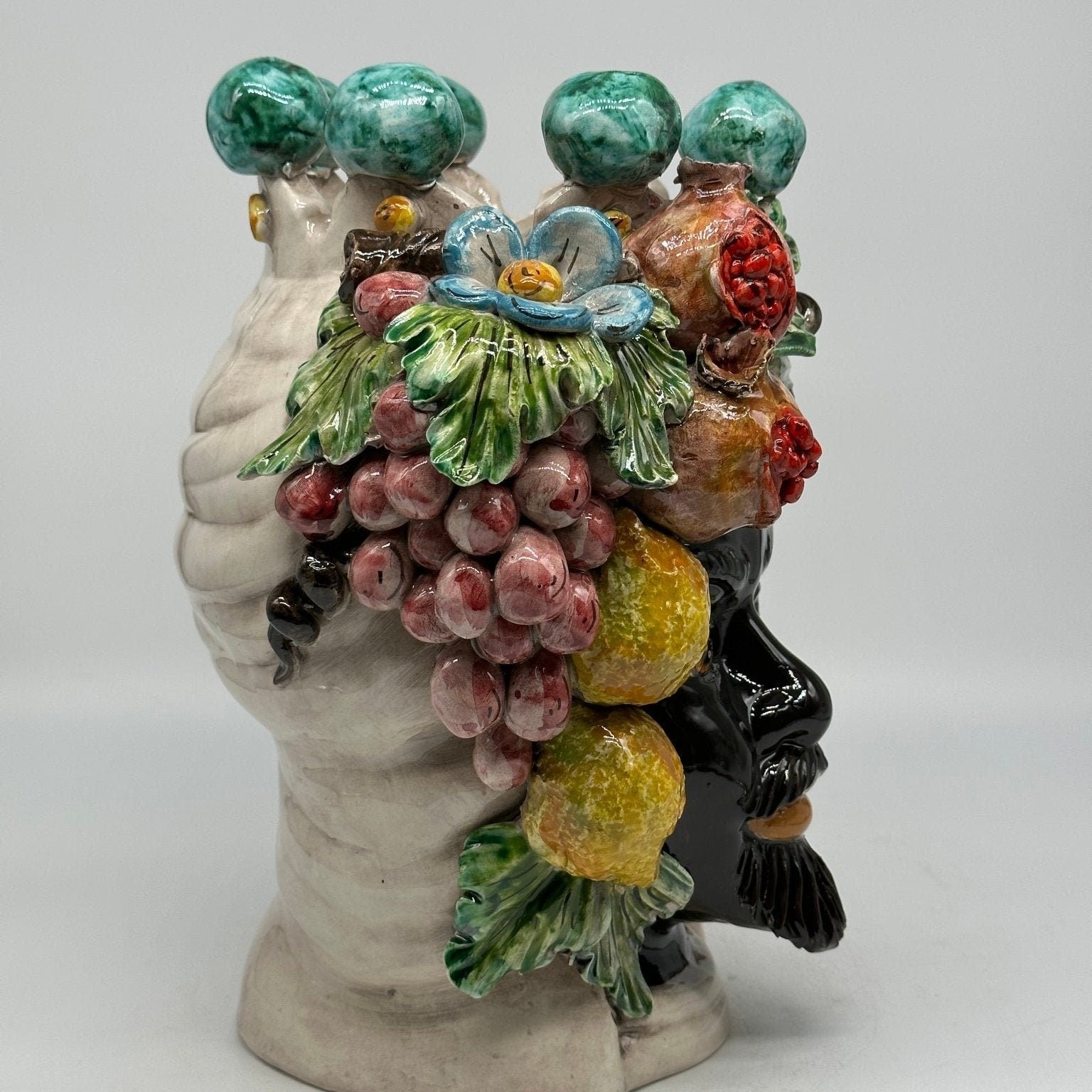 Teste di Moro Fiori e Frutta Ceramica Caltagirone cm H.30 L.23 Artigianale Corona con Sfere Verde - DD CERAMICHE SICILIANE