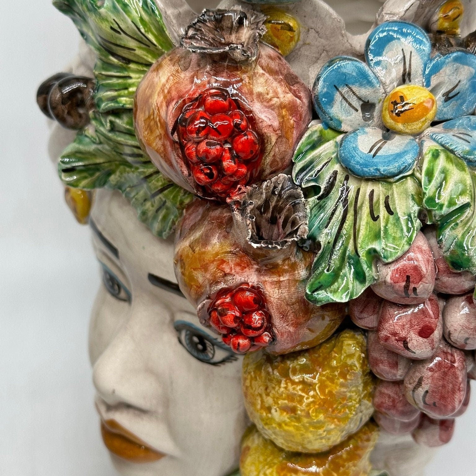 Teste di Moro Fiori e Frutta Ceramica Caltagirone cm H.30 L.23 Artigianale Corona con Sfere Verde - DD CERAMICHE SICILIANE