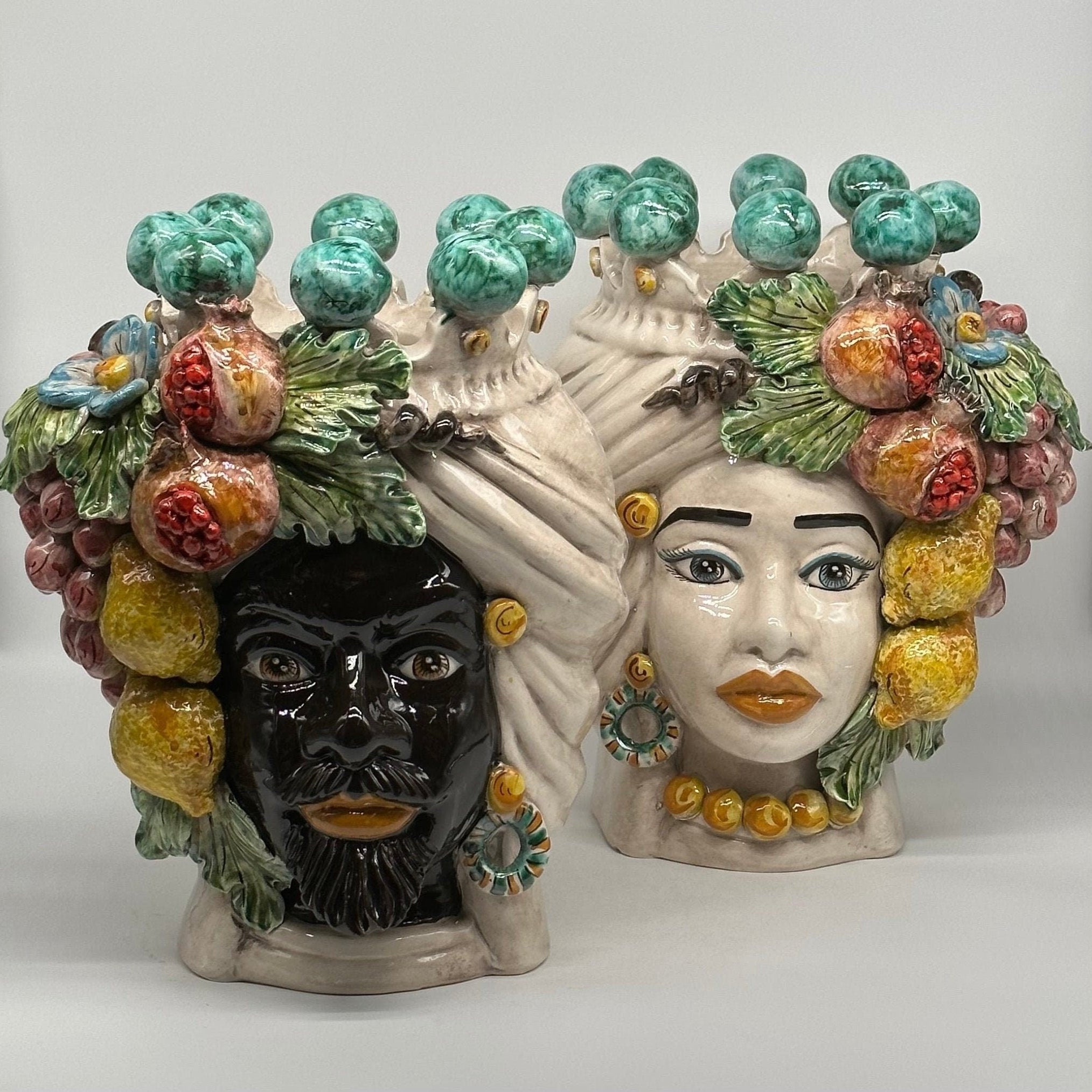 Teste di Moro Fiori e Frutta Ceramica Caltagirone cm H.30 L.23 Artigianale Corona con Sfere Verde - DD CERAMICHE SICILIANE