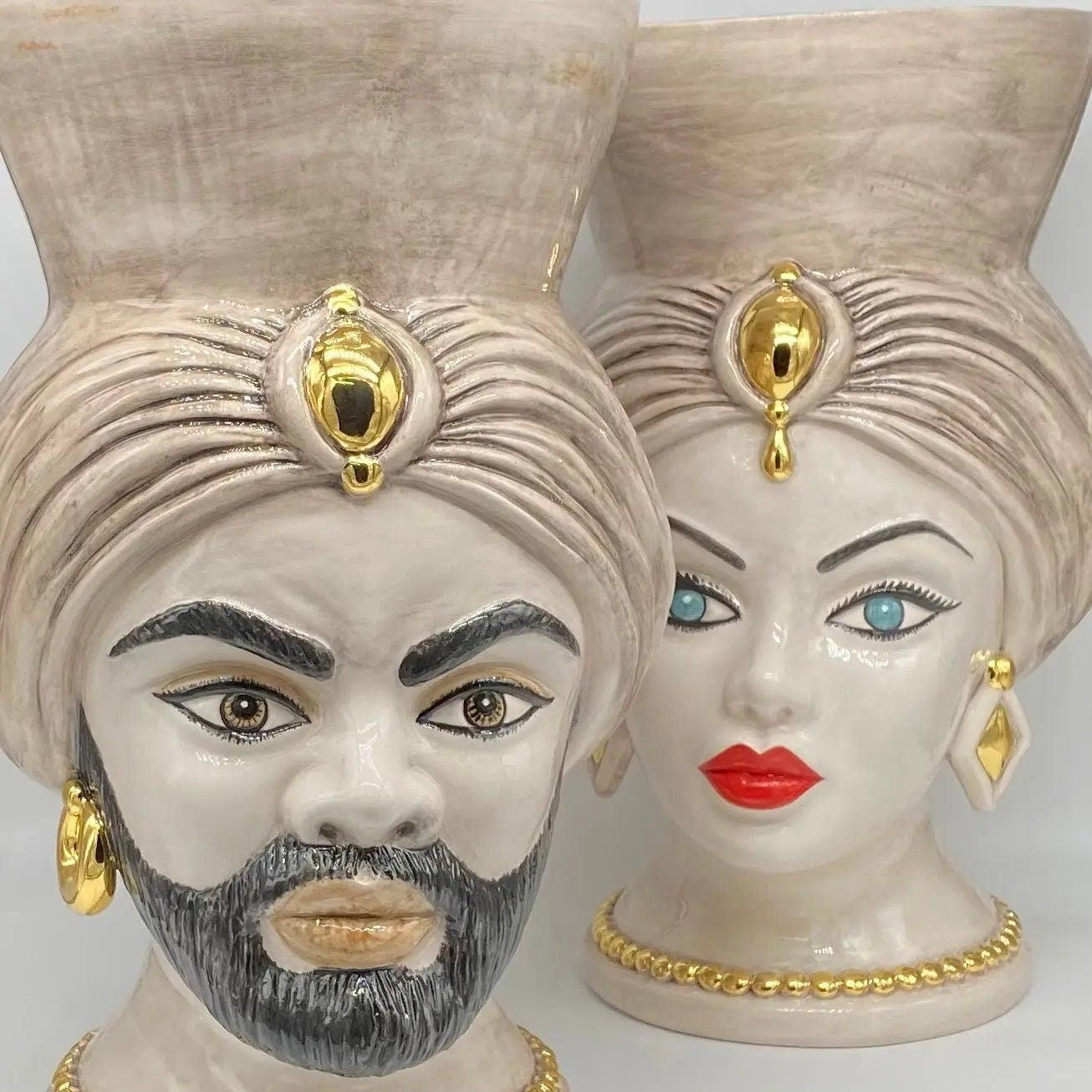 Teste di Moro Iris Ceramica Caltagirone cm H.40 L.23 Artigianale Écru Oro Zecchino DD CERAMICHE SICILIANE