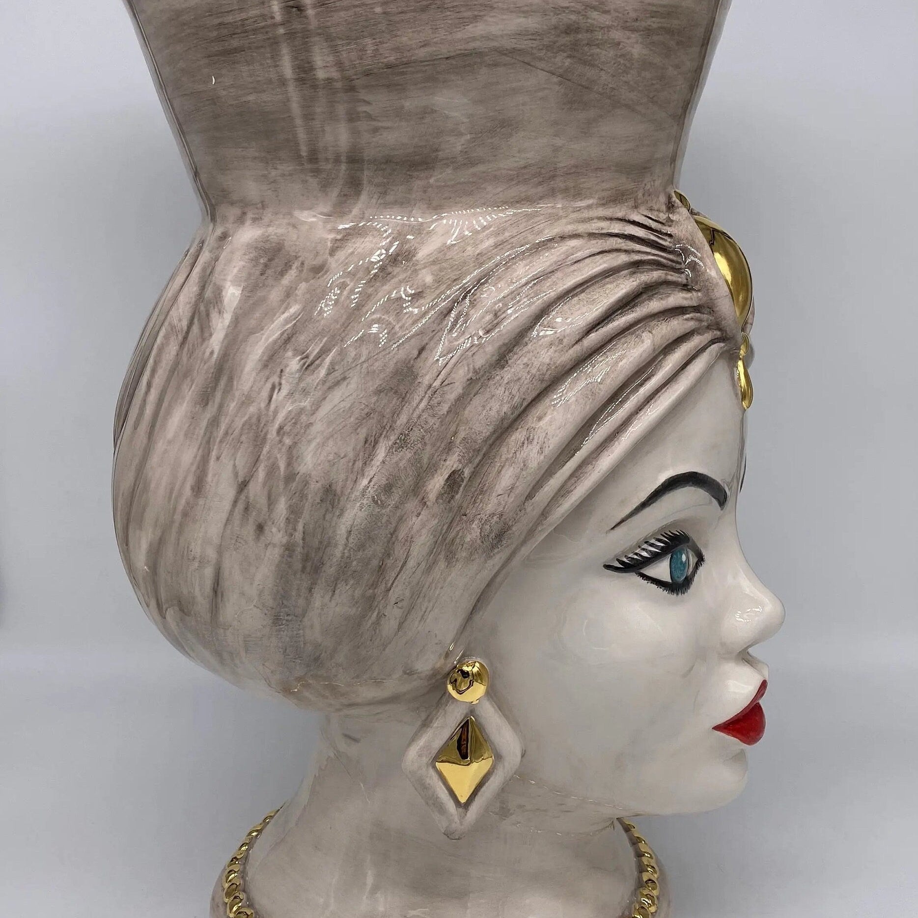 Teste di Moro Iris Ceramica Caltagirone cm H.40 L.23 Artigianale Écru Oro Zecchino DD CERAMICHE SICILIANE