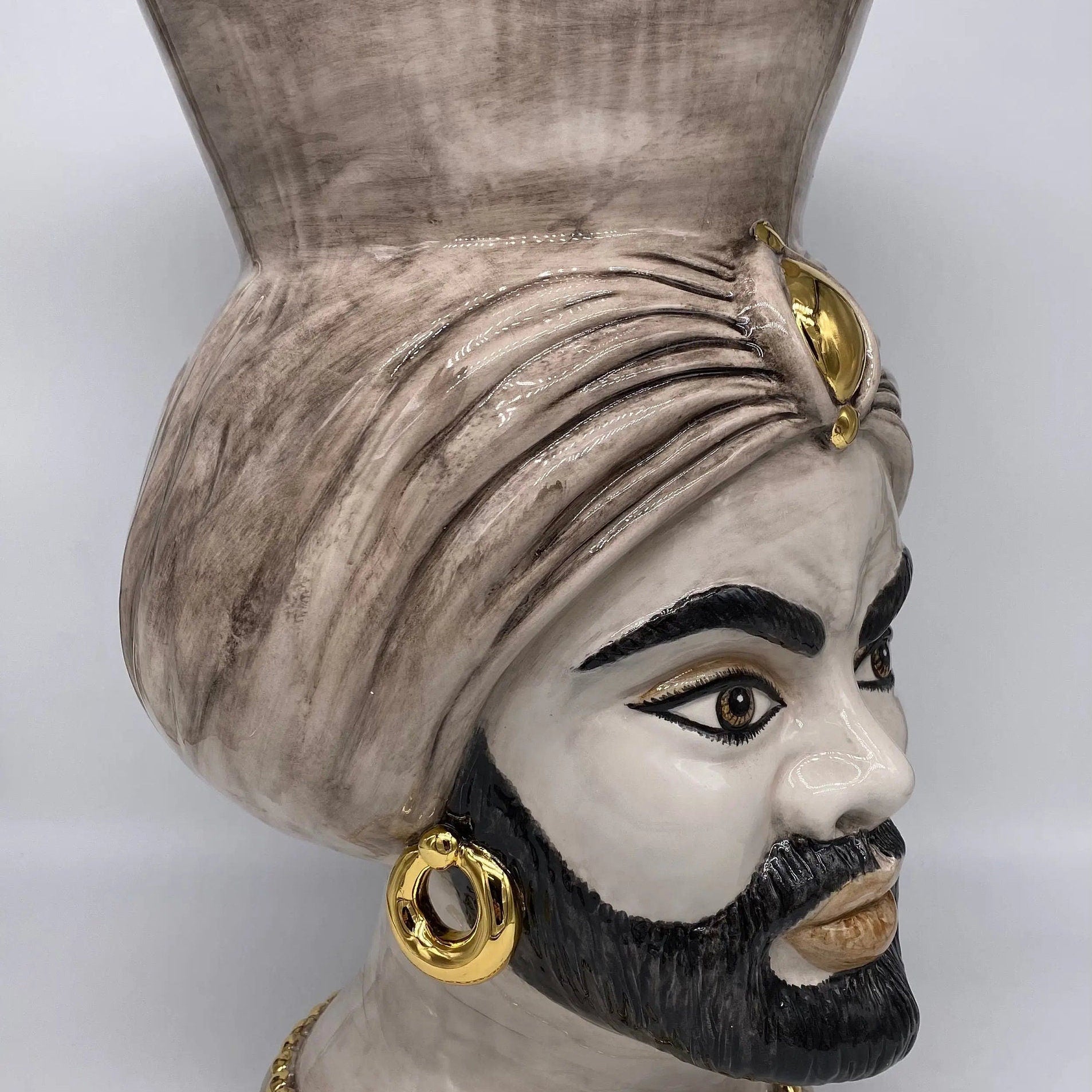 Teste di Moro Iris Ceramica Caltagirone cm H.40 L.23 Artigianale Écru Oro Zecchino DD CERAMICHE SICILIANE