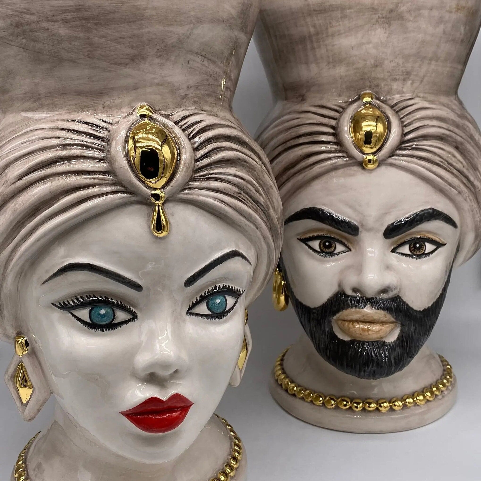 Teste di Moro Iris Ceramica Caltagirone cm H.40 L.23 Artigianale Écru Oro Zecchino DD CERAMICHE SICILIANE