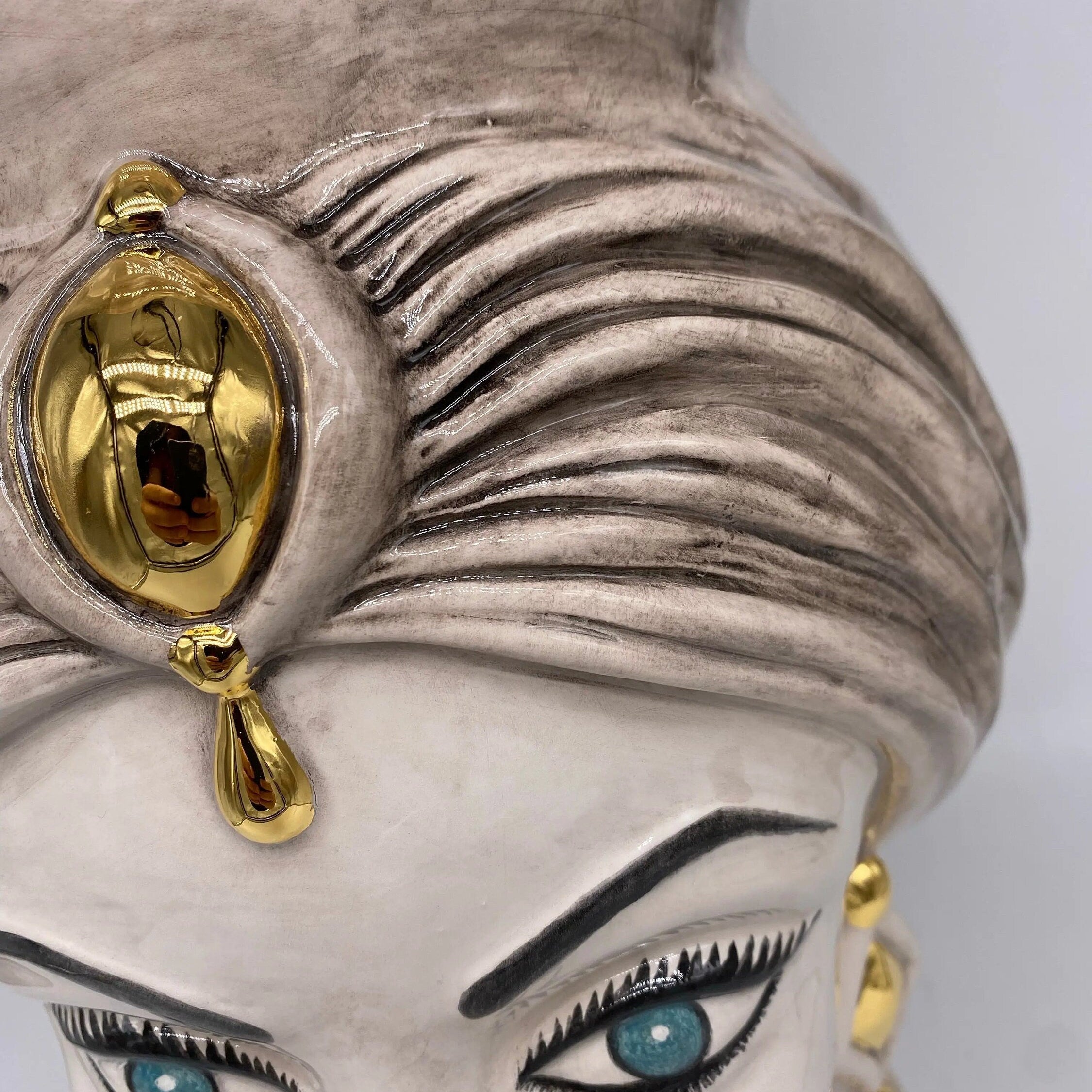 Teste di Moro Iris Ceramica Caltagirone cm H.40 L.23 Artigianale Écru Oro Zecchino DD CERAMICHE SICILIANE