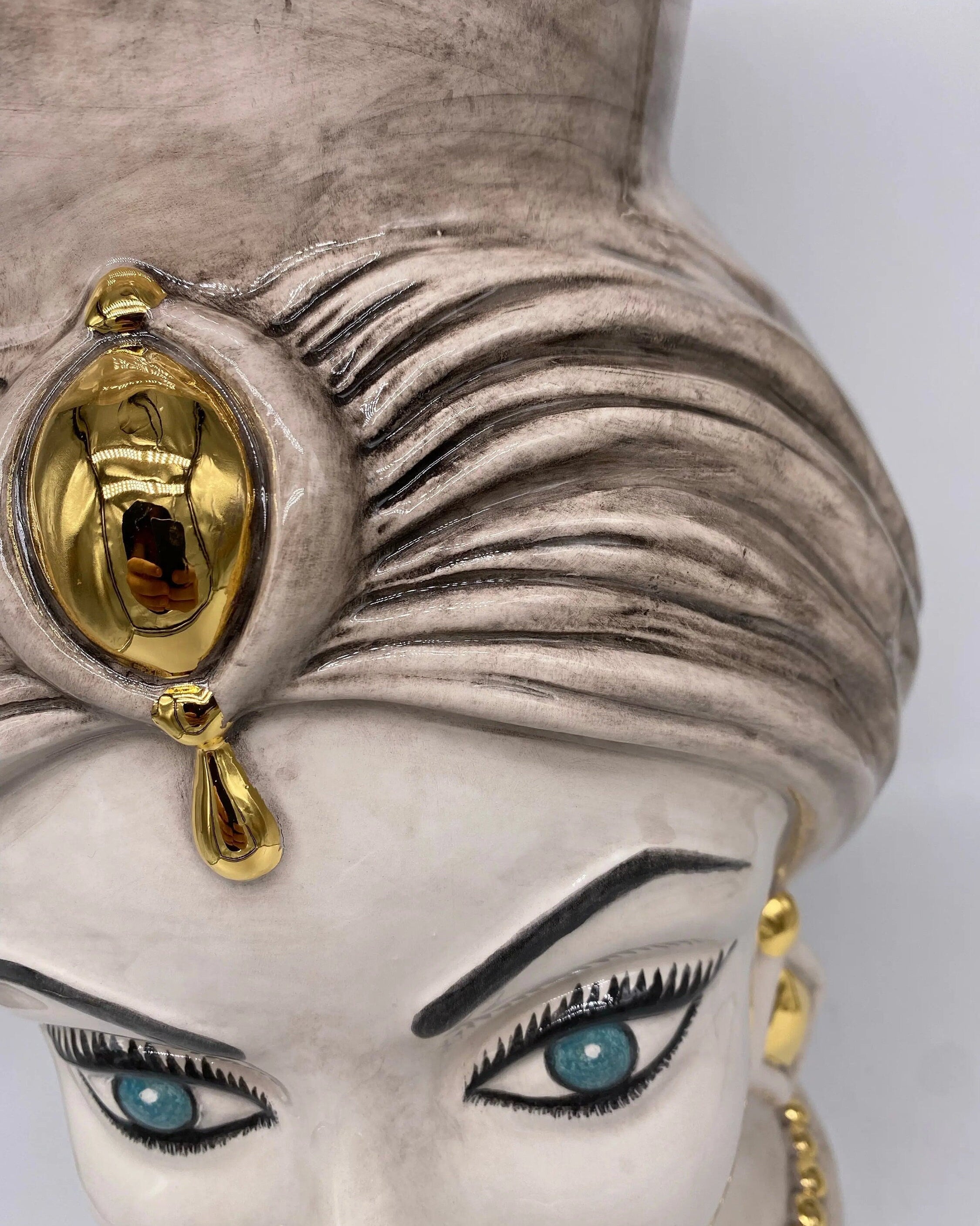 Teste di Moro Iris Ceramica Caltagirone cm H.40 L.23 Artigianale Écru Oro Zecchino DD CERAMICHE SICILIANE