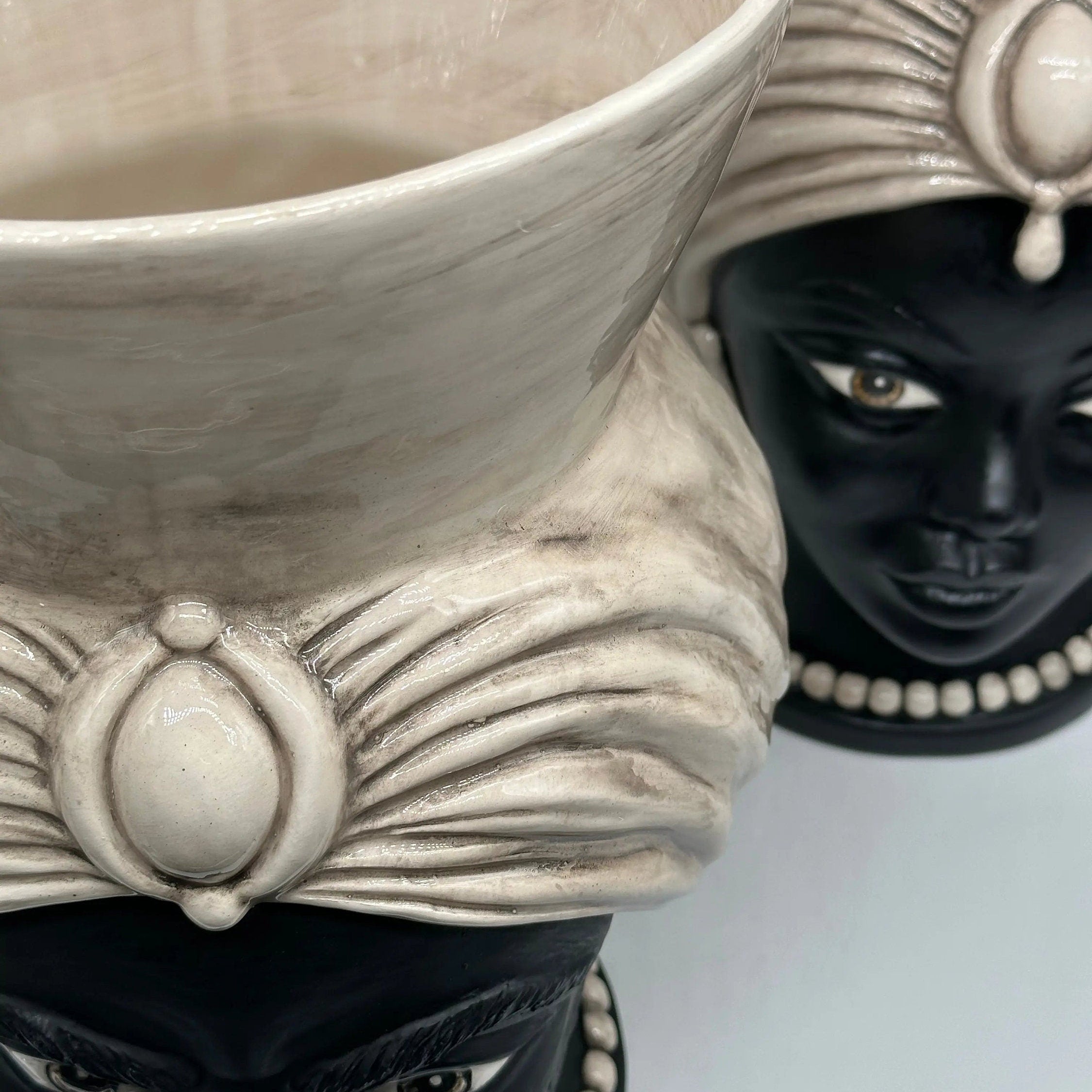 Teste di Moro Iris Ceramica Caltagirone cm H.40 L.23 Artigianale Écru Nero Opaco DD CERAMICHE SICILIANE