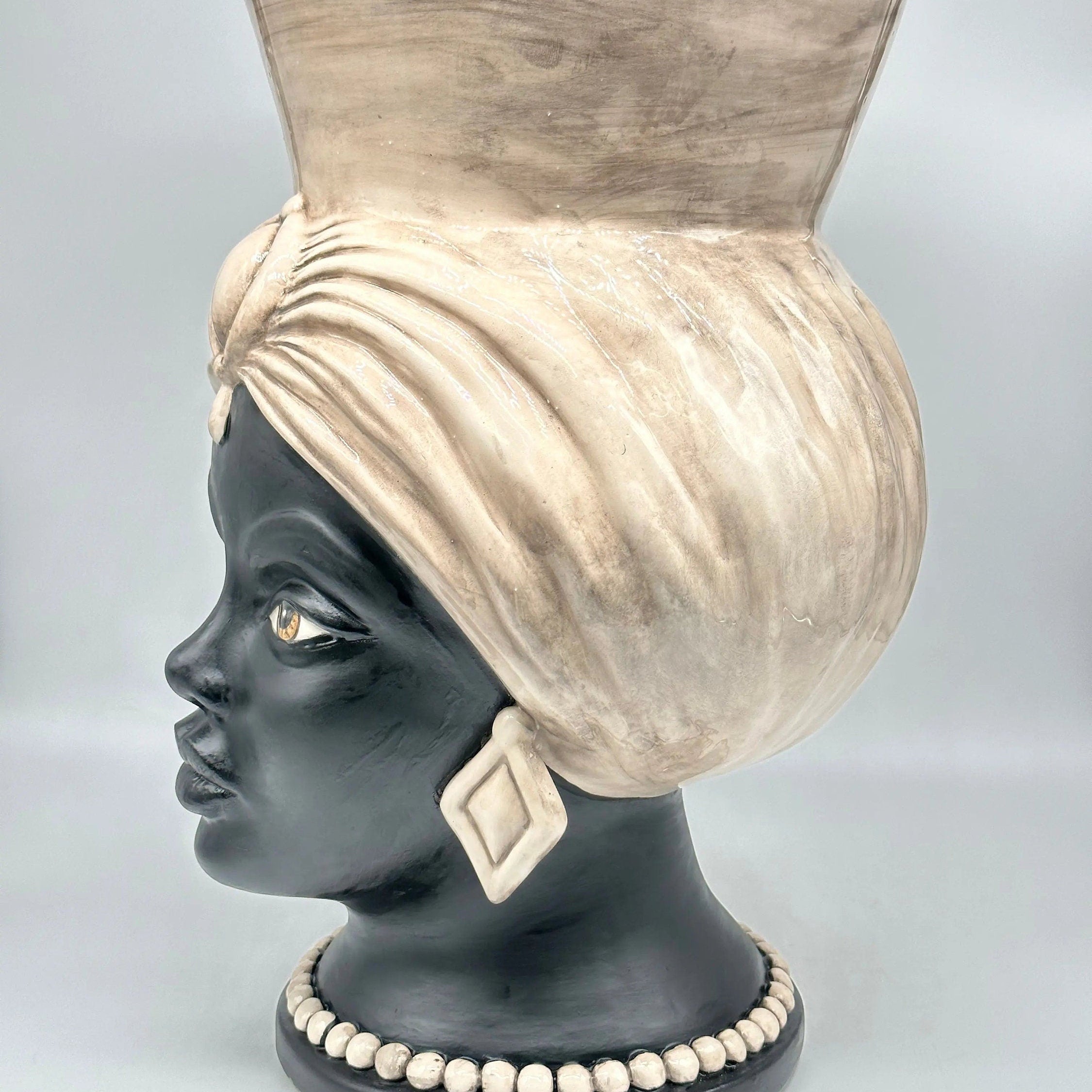 Teste di Moro Iris Ceramica Caltagirone cm H.40 L.23 Artigianale Écru Nero Opaco DD CERAMICHE SICILIANE