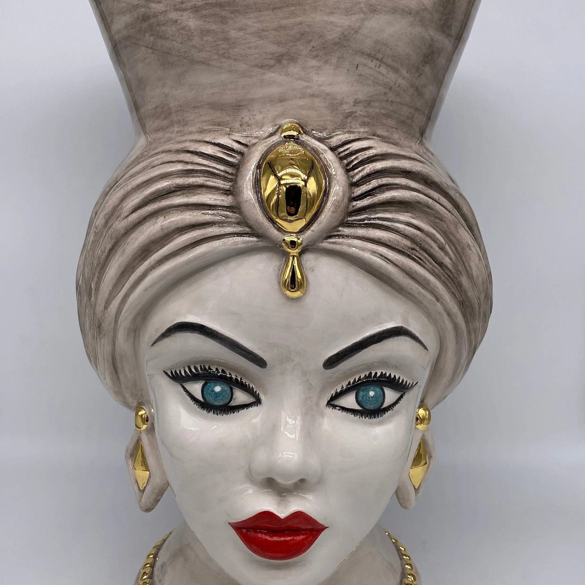 Teste di Moro Iris Ceramica Caltagirone cm H.40 L.23 Artigianale Écru Oro Zecchino DD CERAMICHE SICILIANE