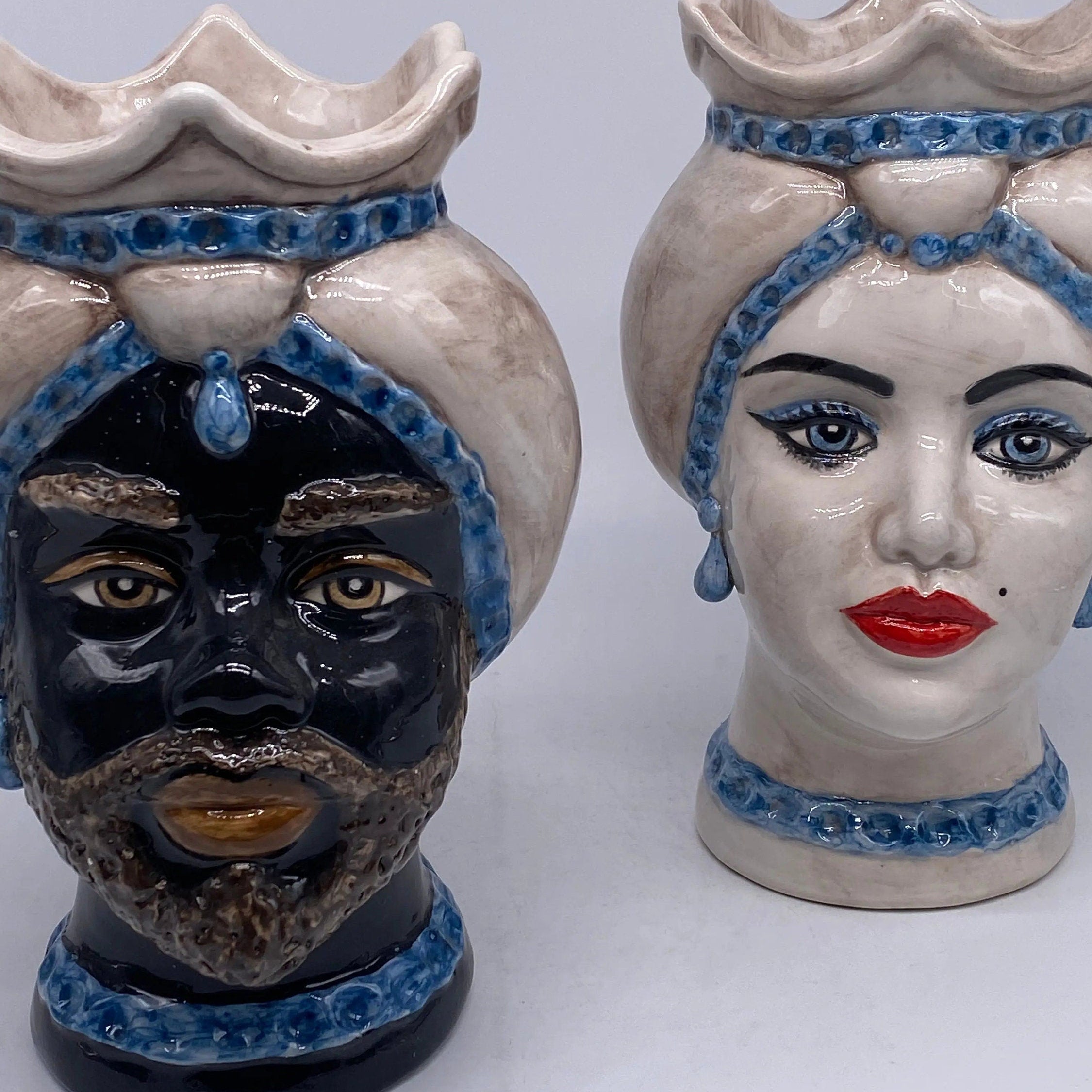 Teste di Moro Luis Ceramica Caltagirone cm H.22 L.15 Artigianale Turbante Liscio Écru Blu DD CERAMICHE SICILIANE