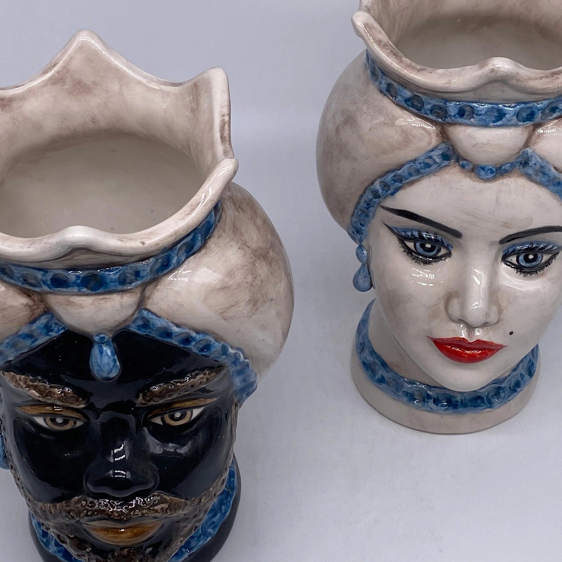 Teste di Moro Luis Ceramica Caltagirone cm H.22 L.15 Artigianale Turbante Liscio Écru Blu DD CERAMICHE SICILIANE