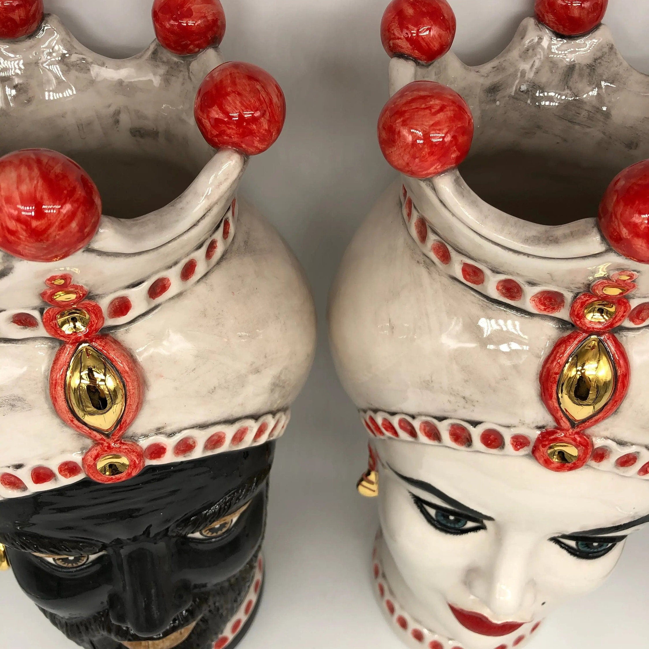 Teste di Moro Luis Ceramica Caltagirone cm H.44 L.23 Artigianale Turbante Liscio Écru Rosso Oro DD CERAMICHE SICILIANE