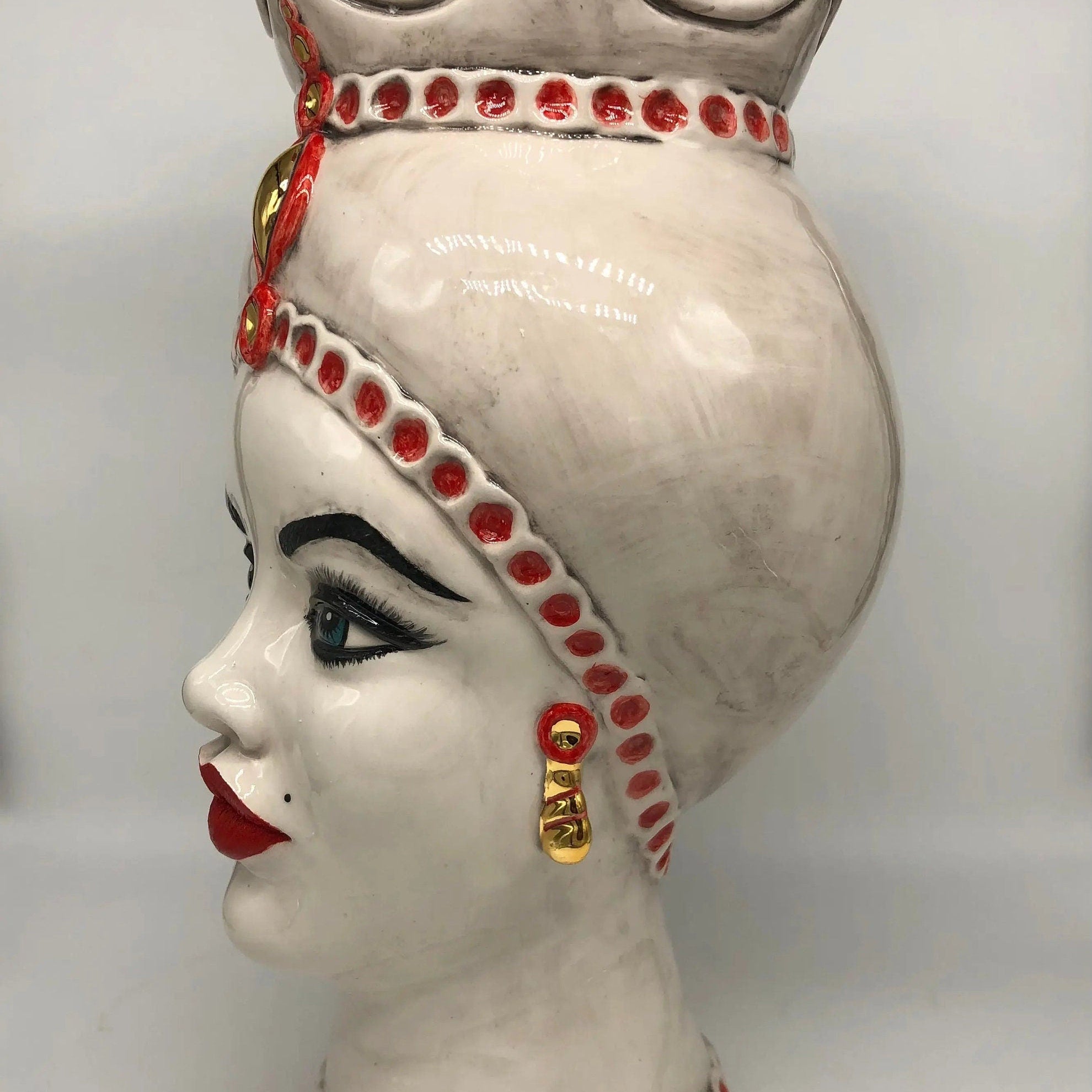 Teste di Moro Luis Ceramica Caltagirone cm H.44 L.23 Artigianale Turbante Liscio Écru Rosso Oro DD CERAMICHE SICILIANE