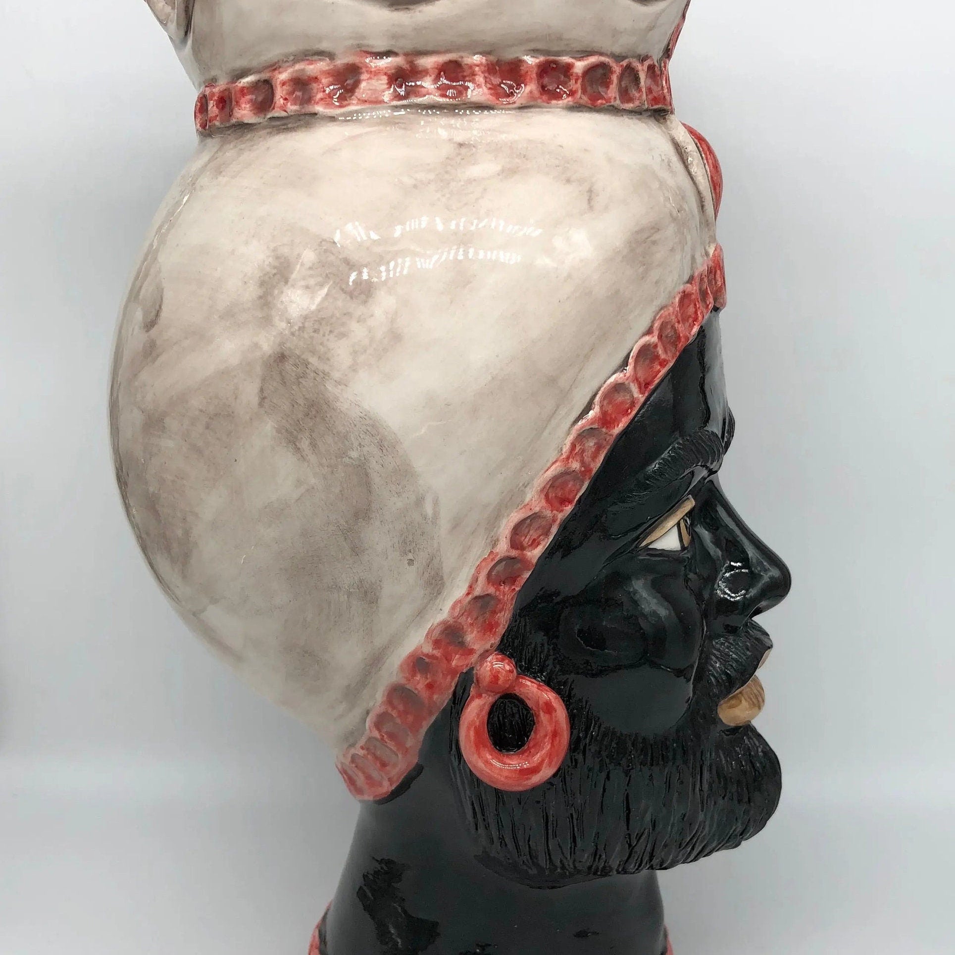 Teste di Moro Luis Ceramica Caltagirone cm H.44 L.23 Artigianale Turbante Liscio Écru Rosso DD CERAMICHE SICILIANE