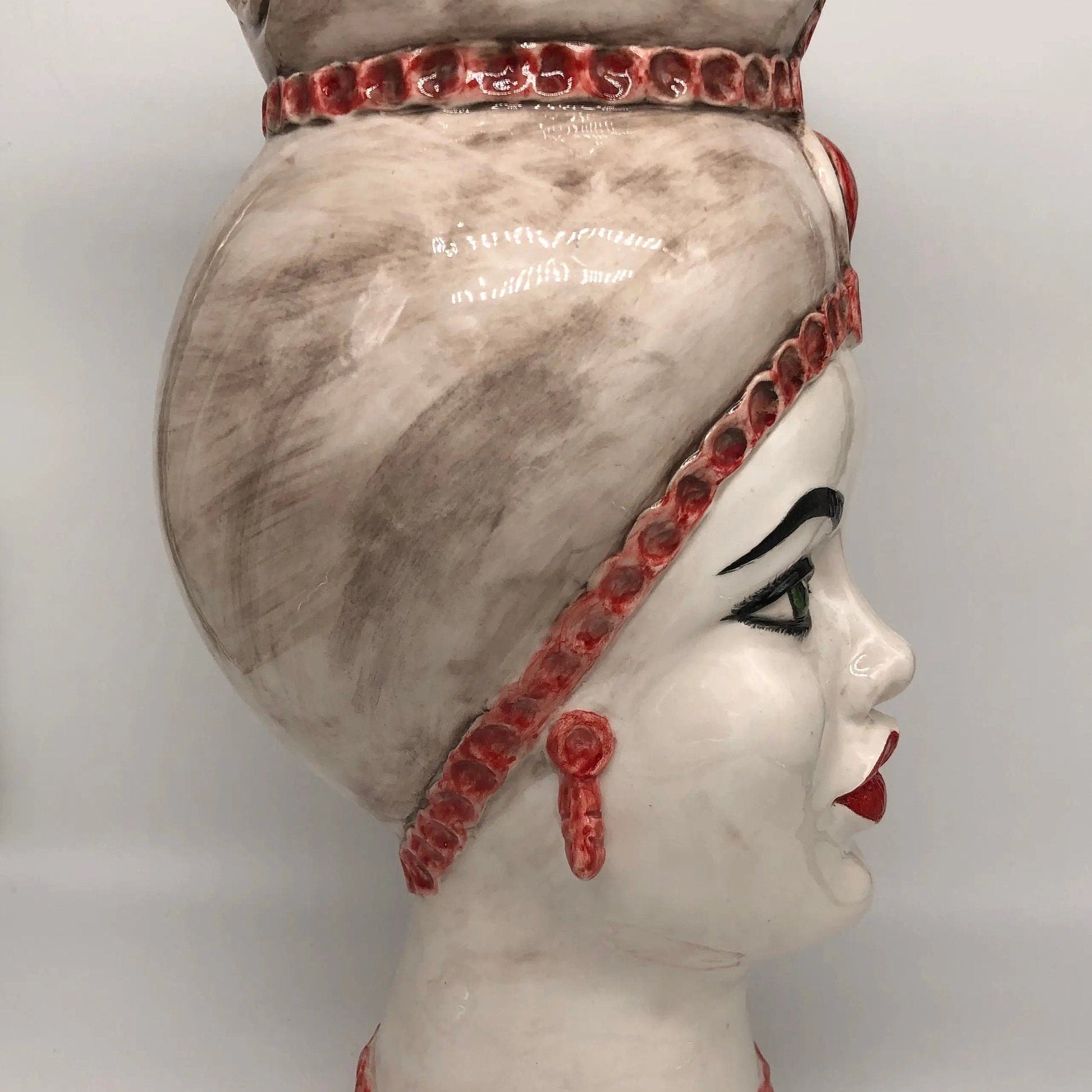 Teste di Moro Luis Ceramica Caltagirone cm H.44 L.23 Artigianale Turbante Liscio Écru Rosso DD CERAMICHE SICILIANE