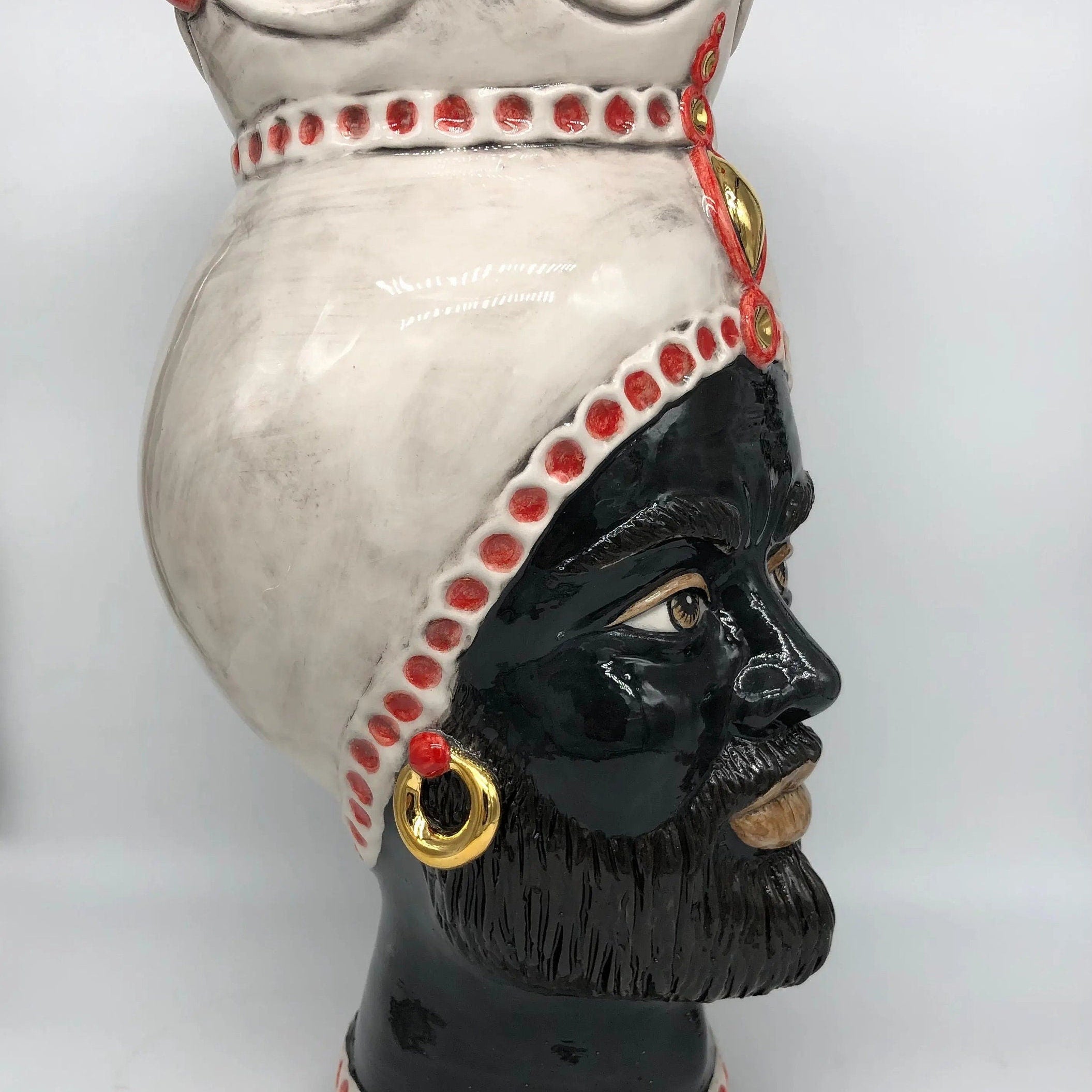 Teste di Moro Luis Ceramica Caltagirone cm H.44 L.23 Artigianale Turbante Liscio Écru Rosso Oro DD CERAMICHE SICILIANE