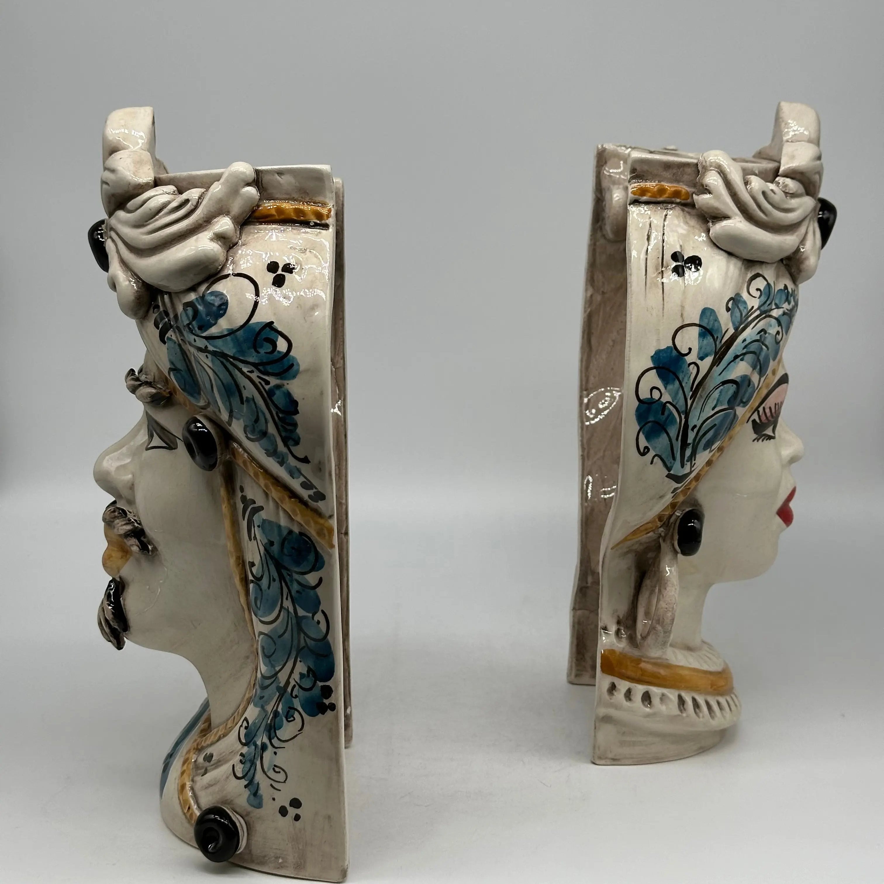 Teste di Moro Moresca Applique Ceramica Caltagirone cm H.28 L.20 Barocco Ocra Blu DD CERAMICHE SICILIANE