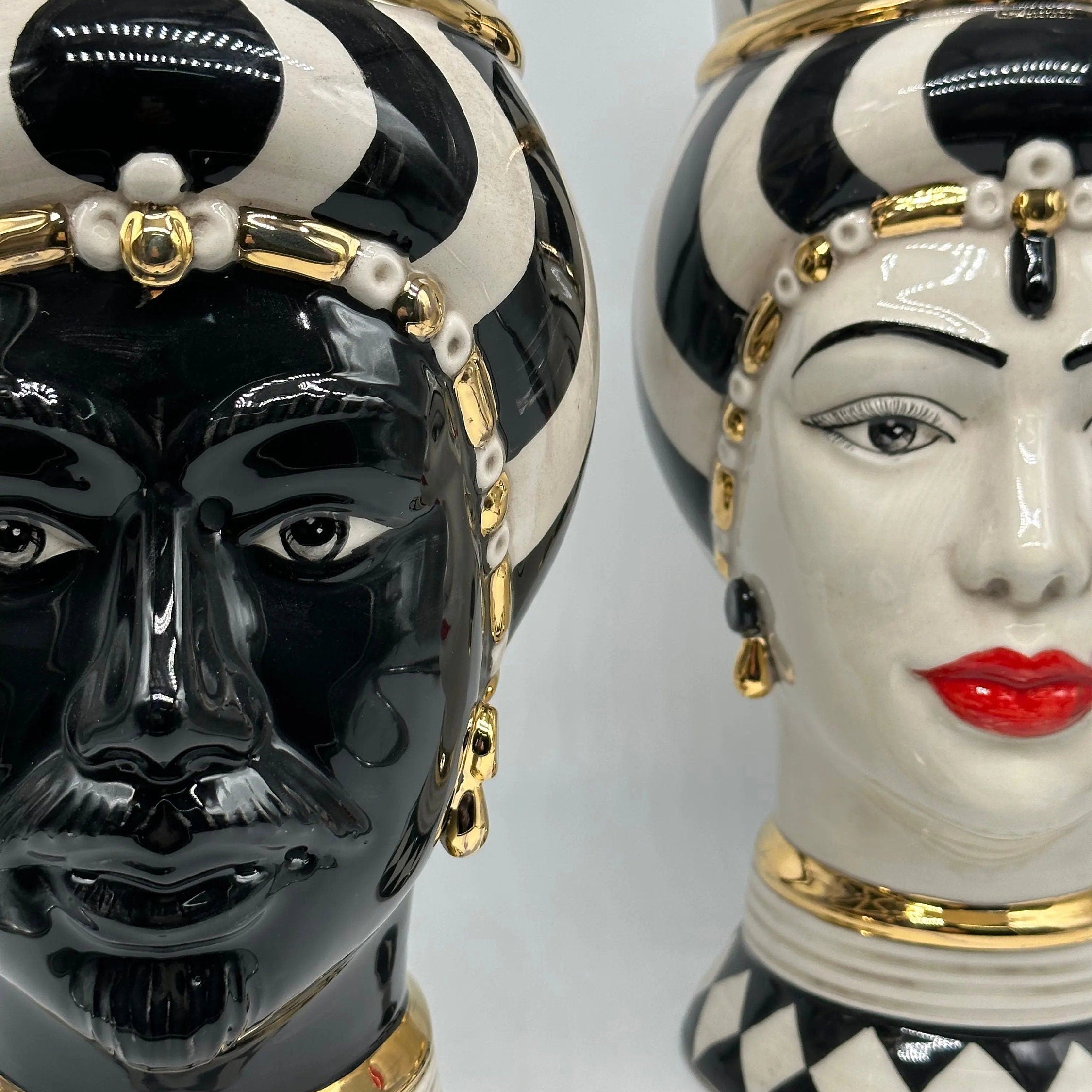 Teste di Moro Token Ceramica Caltagirone cm H.31 L.18 Artigianale Bianco Nero Oro DD CERAMICHE SICILIANE