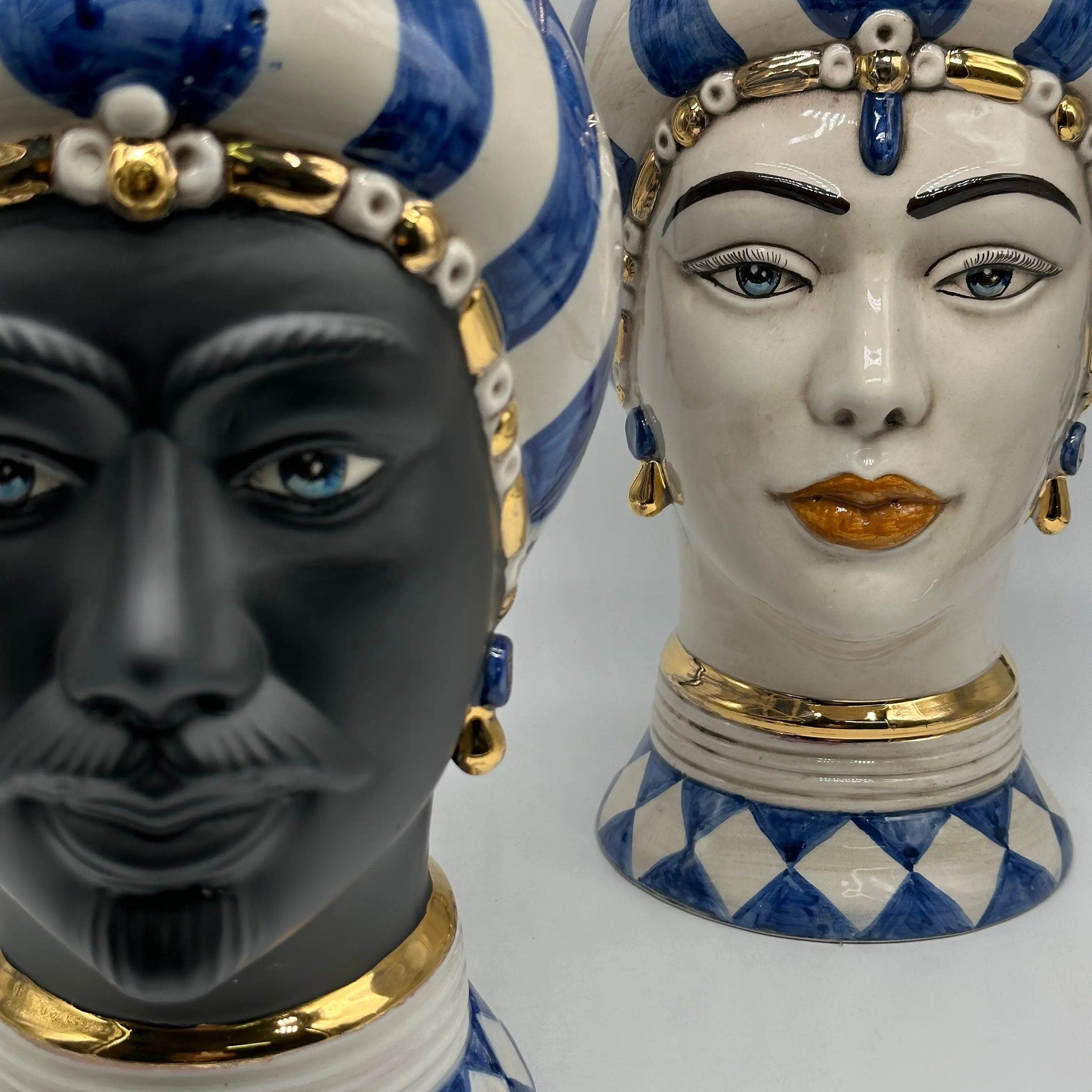 Teste di Moro Token Ceramica Caltagirone cm H.31 L.18 Artigianale Blu Bianco Oro DD CERAMICHE SICILIANE
