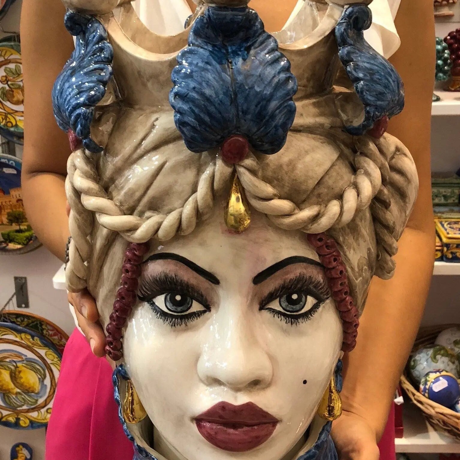 Teste di Moro Zefiro Ceramica Caltagirone cm H.43 L.26 Artigianale Écru Foglie Blu Oro DD CERAMICHE SICILIANE