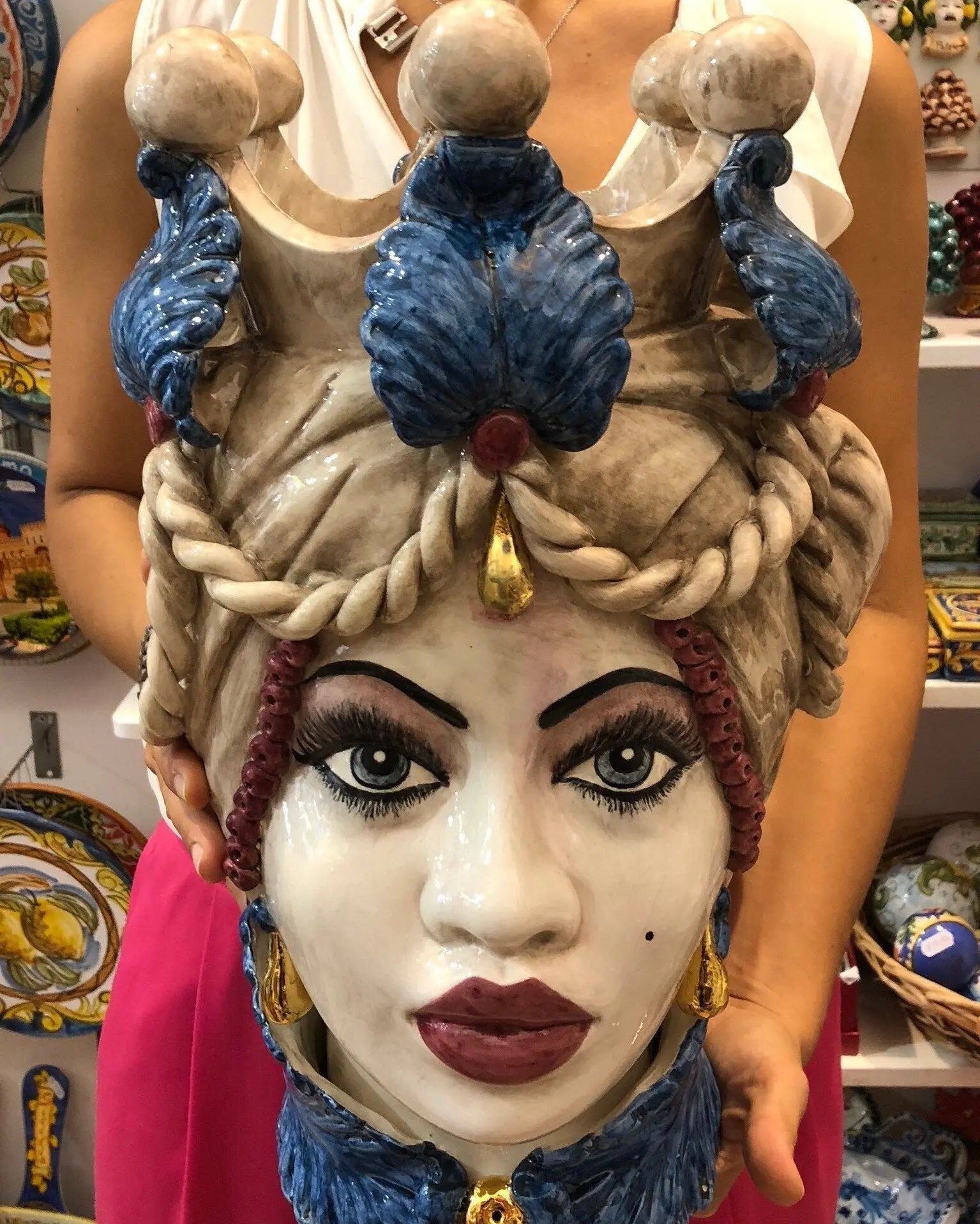 Teste di Moro Zefiro Ceramica Caltagirone cm H.43 L.26 Artigianale Écru Foglie Blu Oro DD CERAMICHE SICILIANE