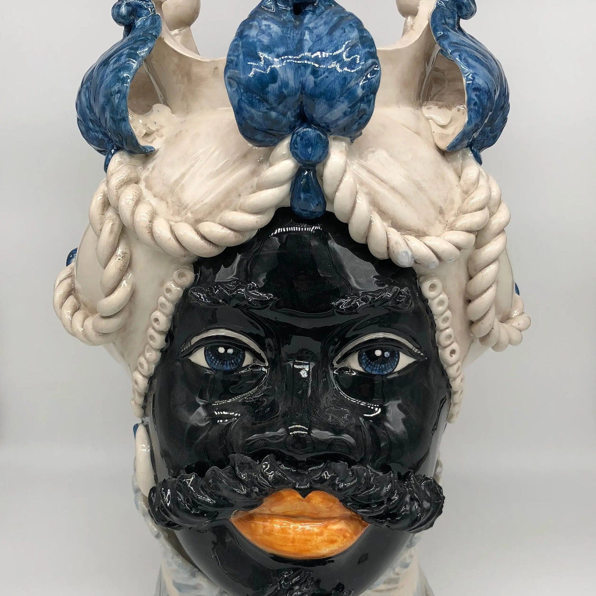 Teste di Moro Zefiro Ceramica Caltagirone cm H.43 L.26 Artigianale Écru Foglie Blu DD CERAMICHE SICILIANE