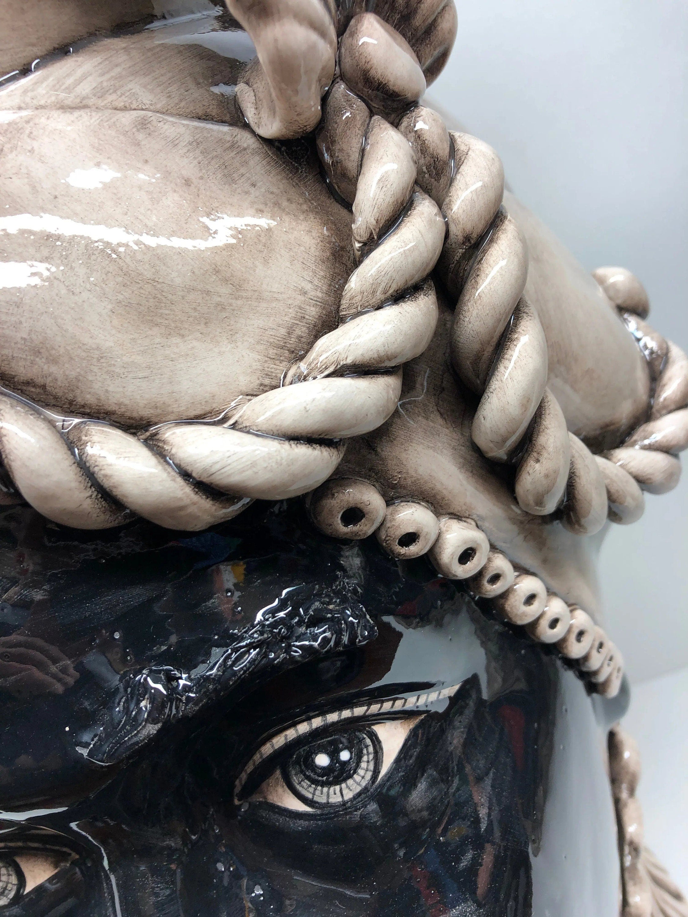 Teste di Moro Zefiro Ceramica Caltagirone cm H.43 L.26 Artigianale Invecchiato Écru DD CERAMICHE SICILIANE