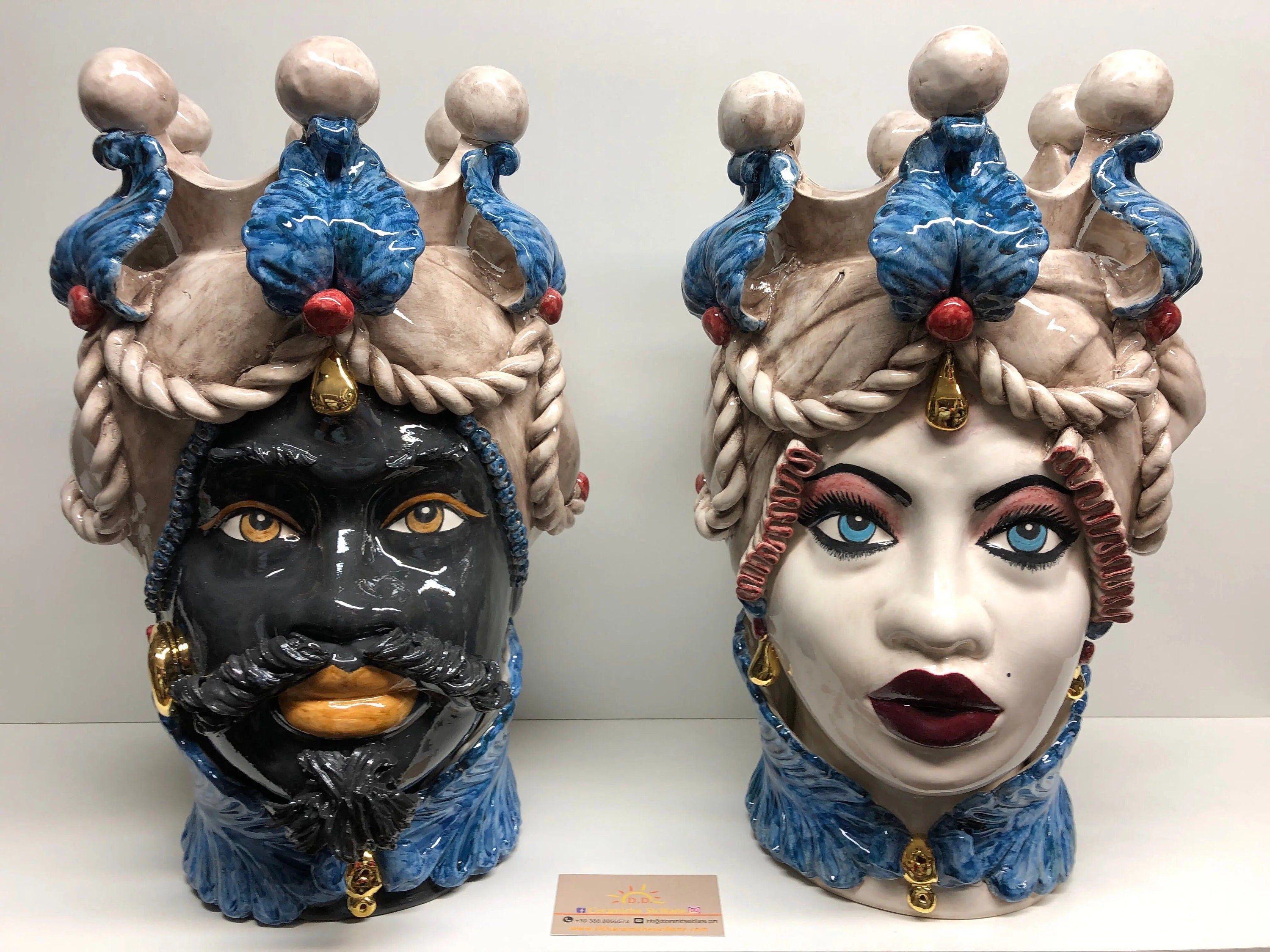 Teste di Moro Zefiro Ceramica Caltagirone cm H.43 L.26 Artigianale Écru Foglie Blu Oro DD CERAMICHE SICILIANE