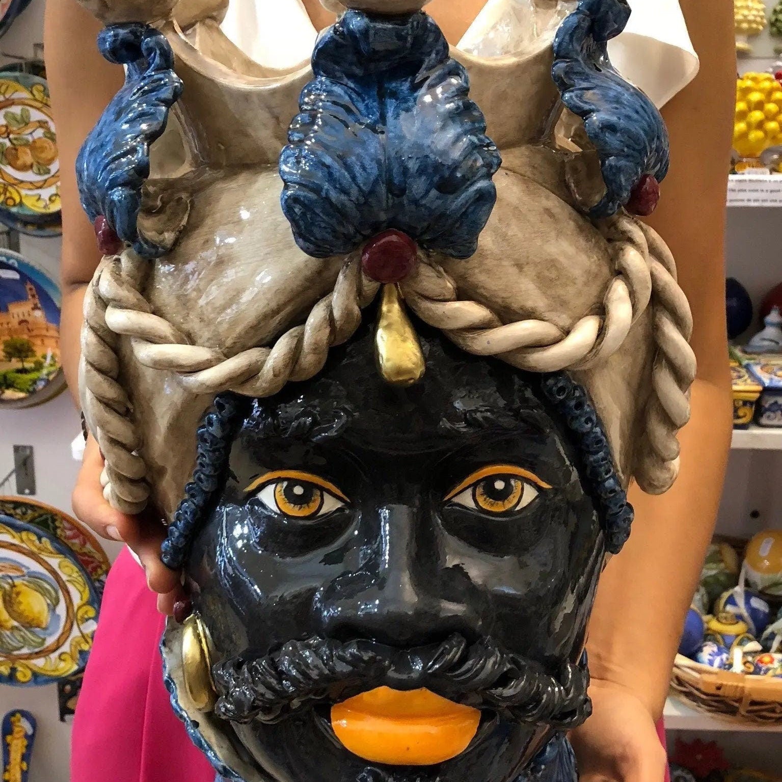 Teste di Moro Zefiro Ceramica Caltagirone cm H.43 L.26 Artigianale Écru Foglie Blu Oro DD CERAMICHE SICILIANE