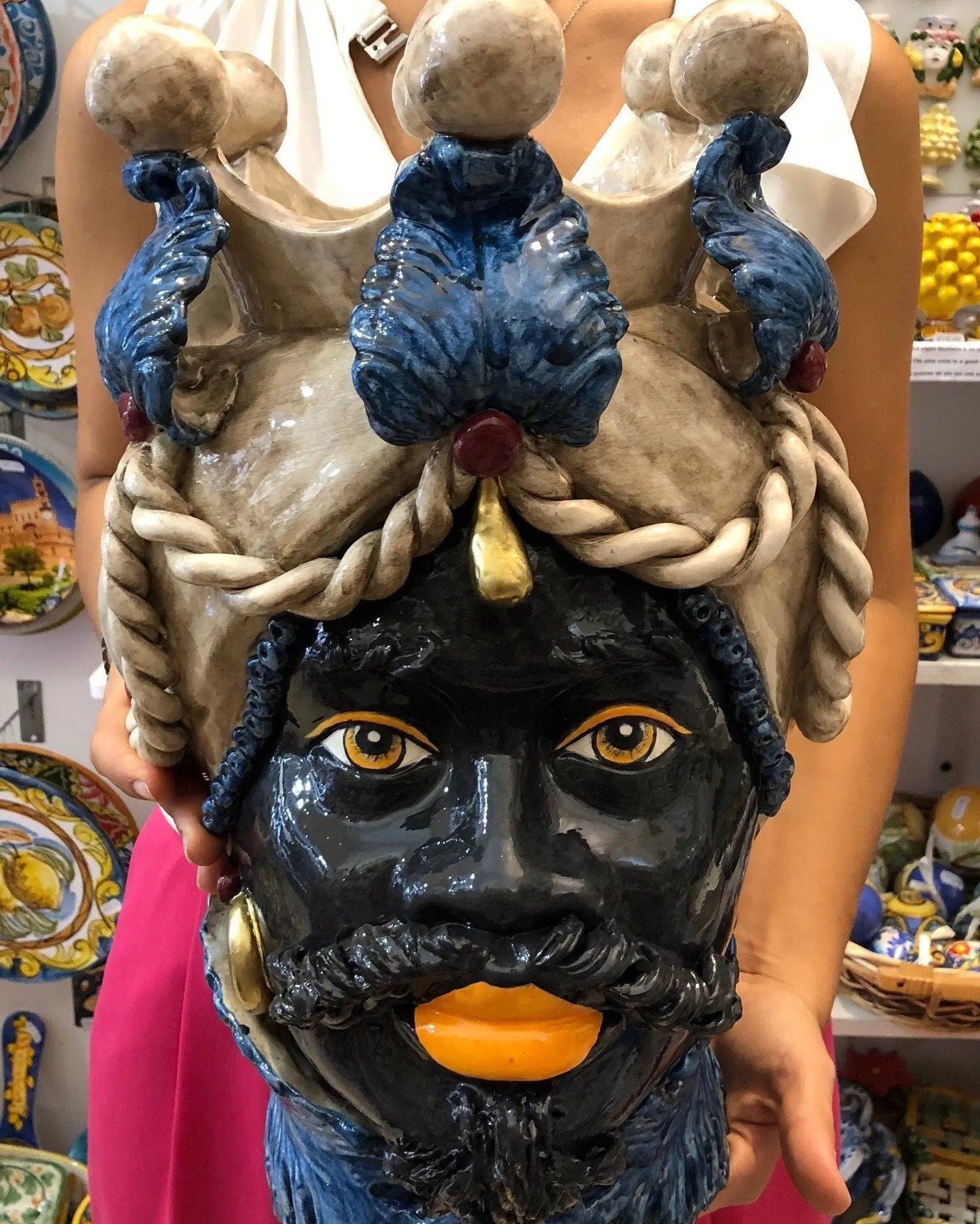 Teste di Moro Zefiro Ceramica Caltagirone cm H.43 L.26 Artigianale Écru Foglie Blu Oro DD CERAMICHE SICILIANE