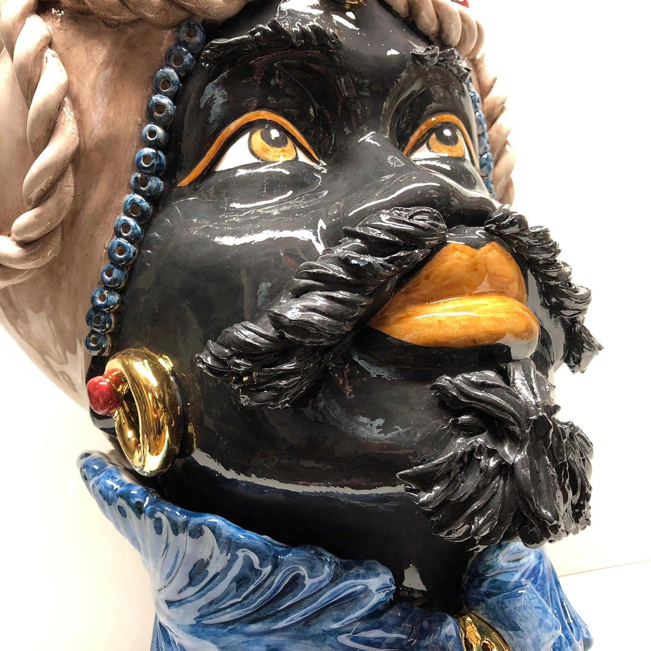 Teste di Moro Zefiro Ceramica Caltagirone cm H.43 L.26 Artigianale Écru Foglie Blu Oro DD CERAMICHE SICILIANE