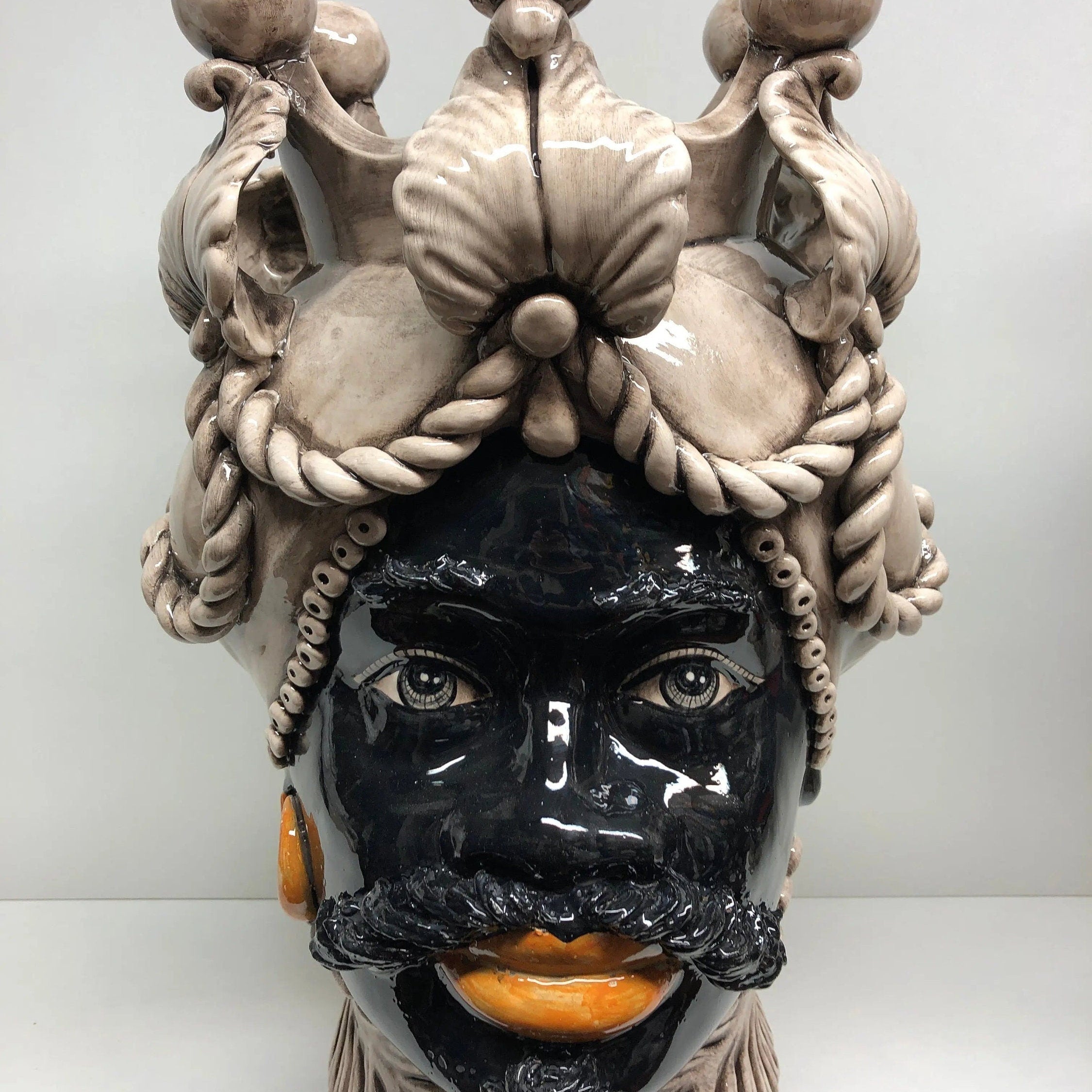 Teste di Moro Zefiro Ceramica Caltagirone cm H.43 L.26 Artigianale Invecchiato Écru DD CERAMICHE SICILIANE