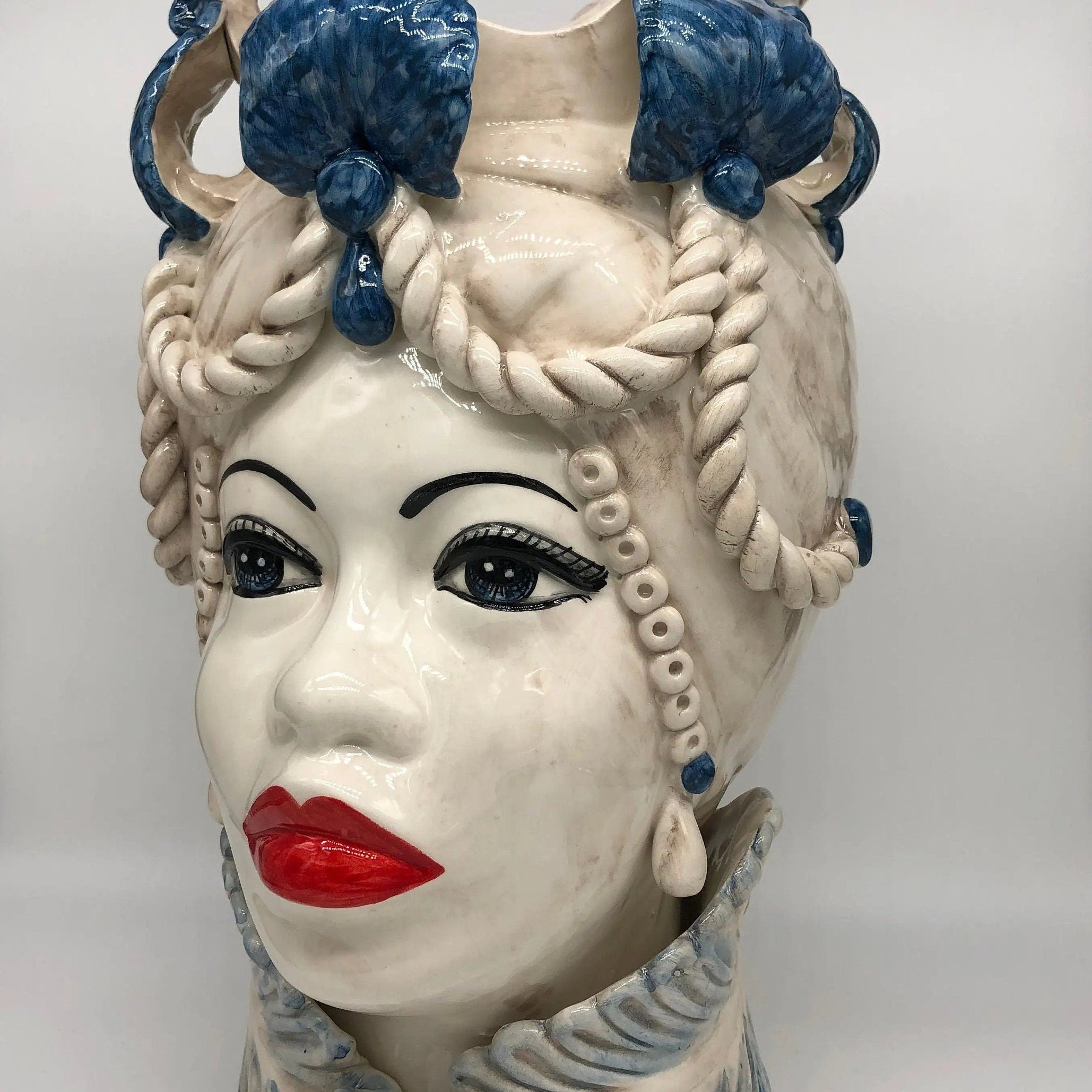 Teste di Moro Zefiro Ceramica Caltagirone cm H.43 L.26 Artigianale Écru Foglie Blu DD CERAMICHE SICILIANE