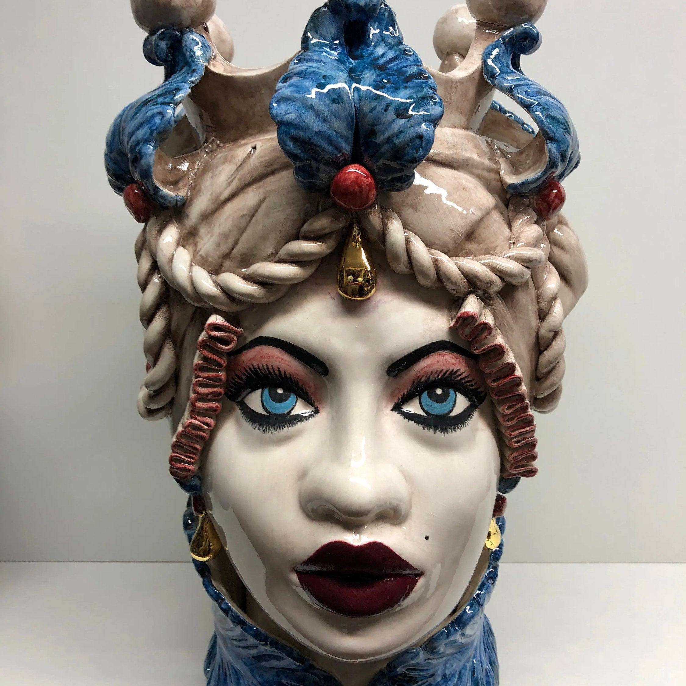 Teste di Moro Zefiro Ceramica Caltagirone cm H.43 L.26 Artigianale Écru Foglie Blu Oro DD CERAMICHE SICILIANE