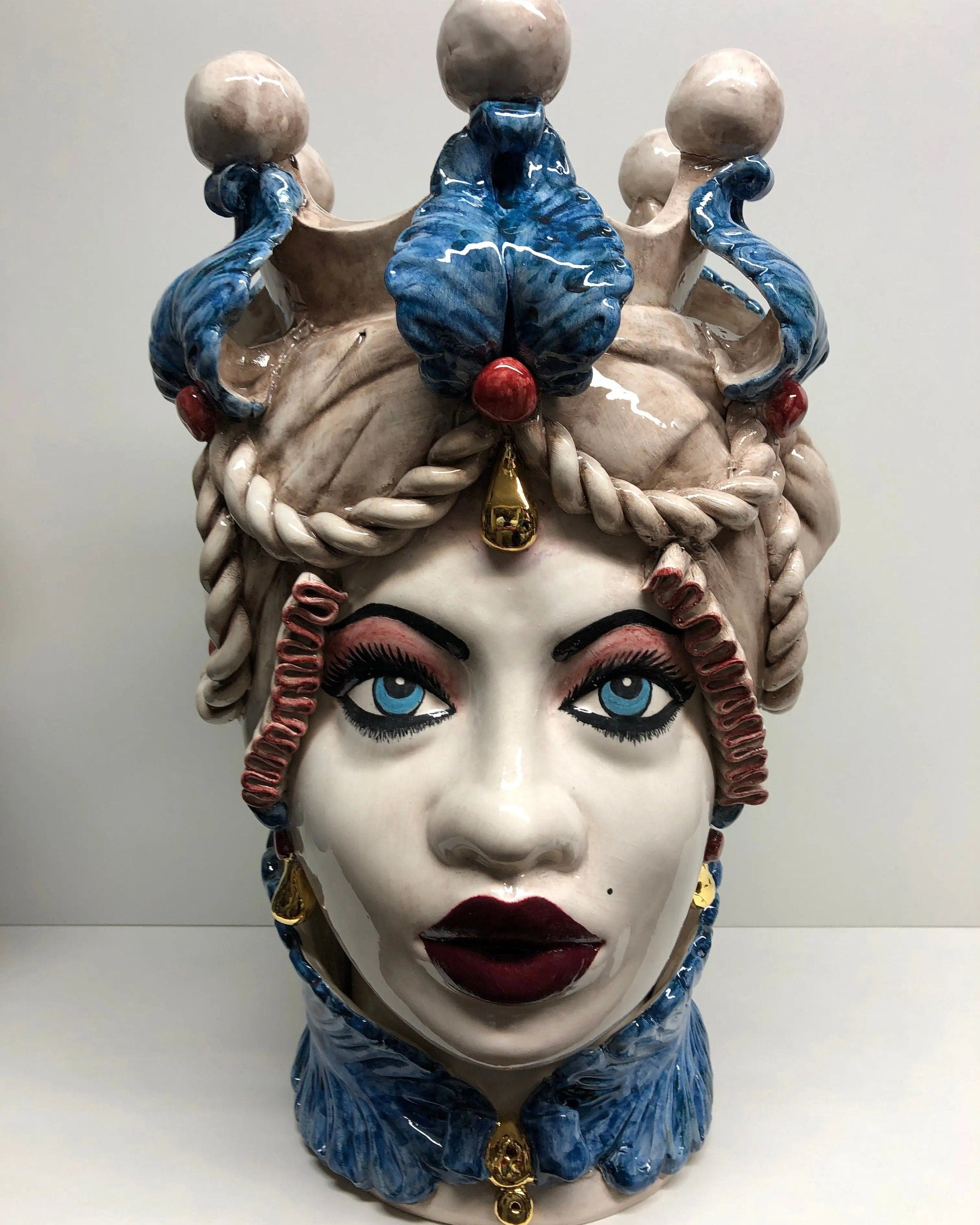 Teste di Moro Zefiro Ceramica Caltagirone cm H.43 L.26 Artigianale Écru Foglie Blu Oro DD CERAMICHE SICILIANE